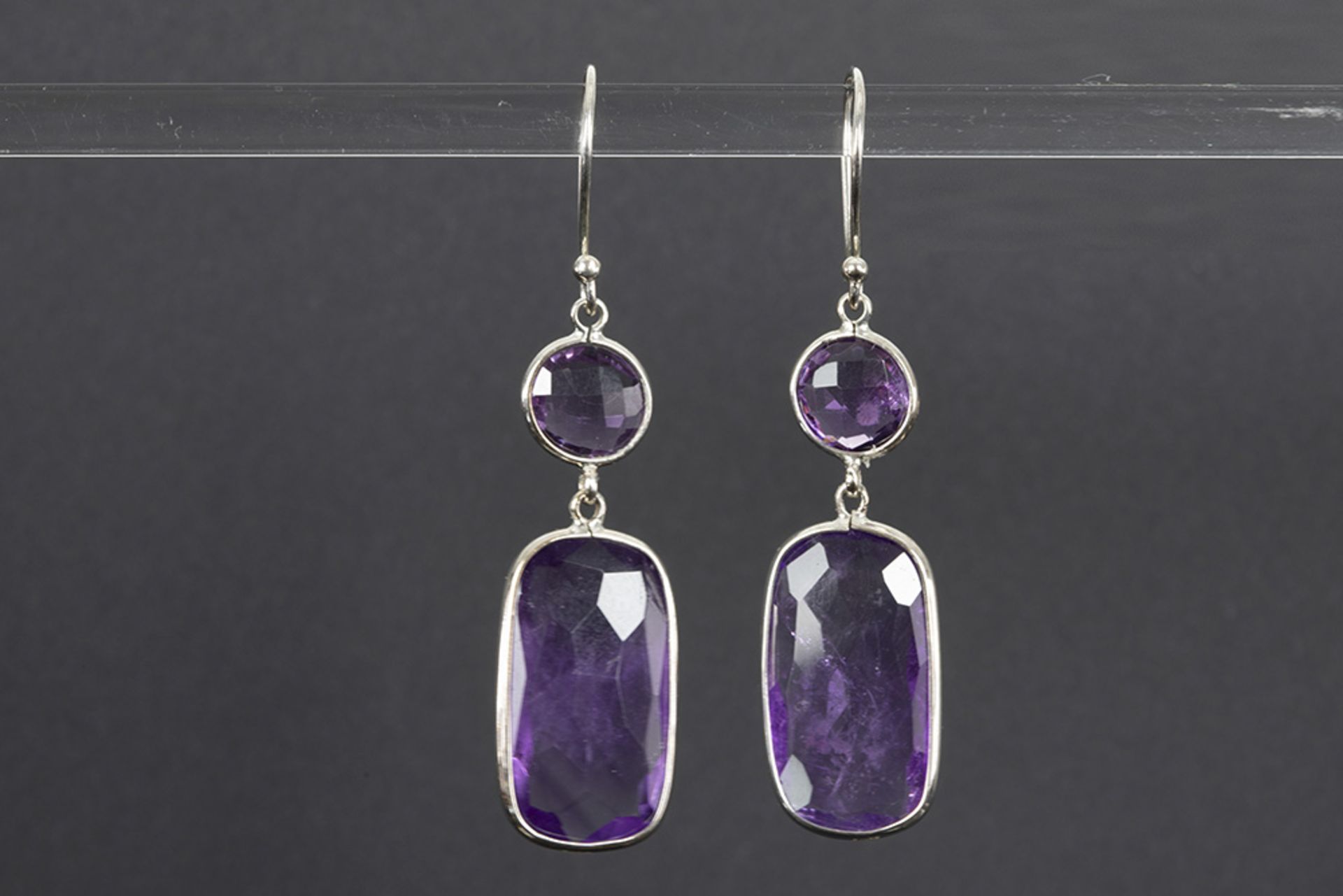 pair of earrings in white gold (18 carat) with ca 28 carat of amethyst || Paar met de hand