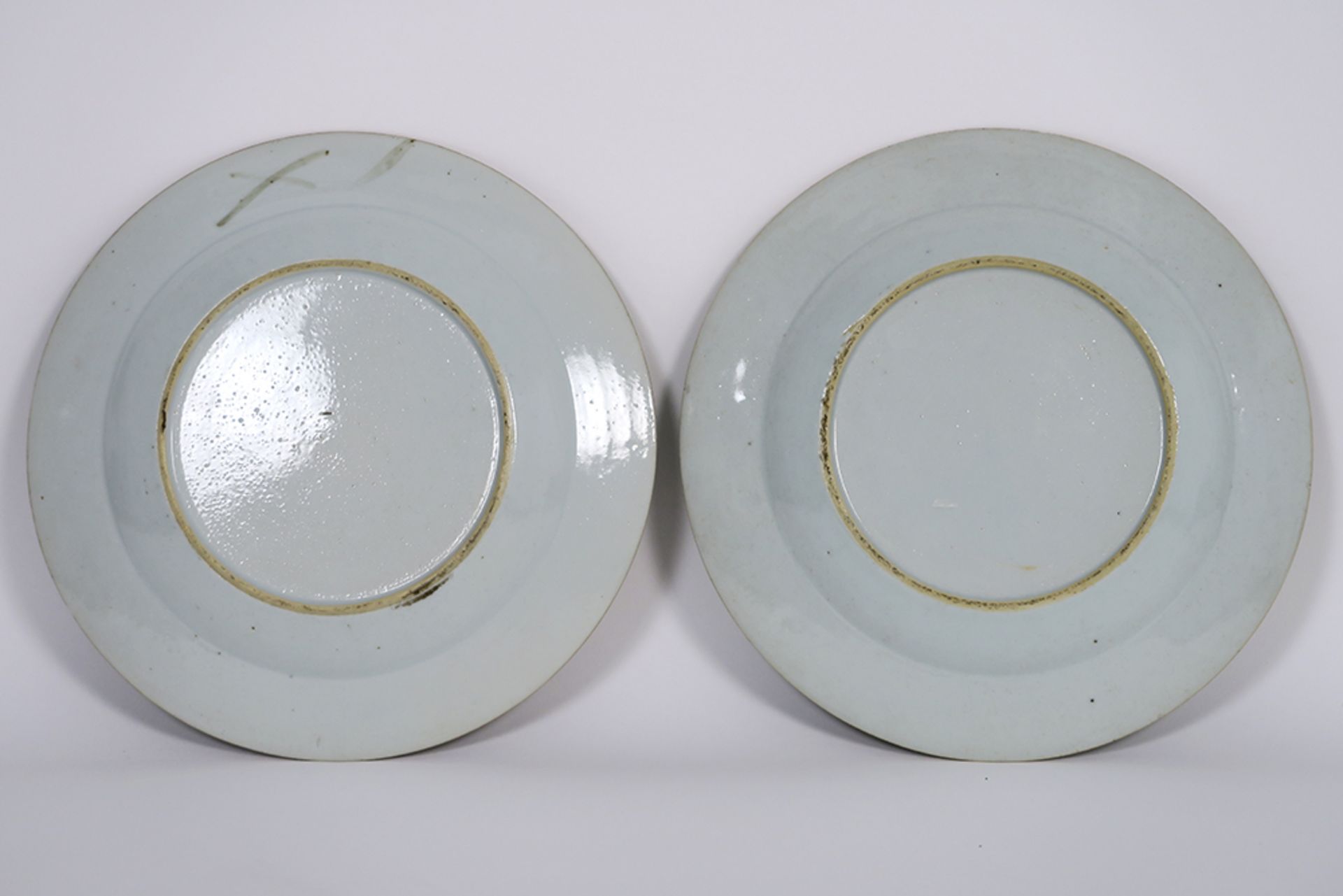 pair of 18th Cent. Chinese plates in porcelain with Imari decor with garden view || Paar - Image 2 of 2