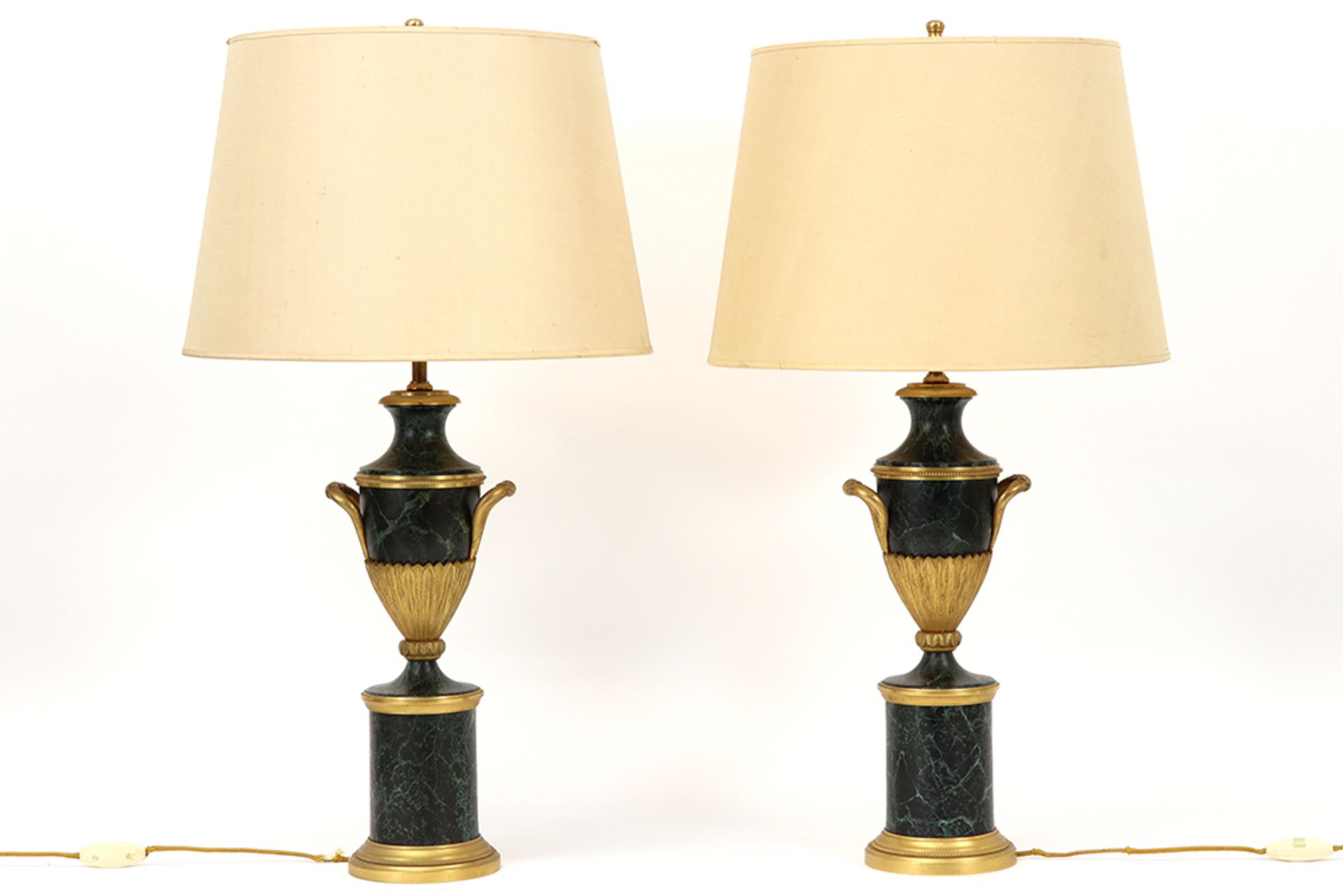 pair of neoclassical vases in green marbled metal and gilded bronze, made into lamps || Paar