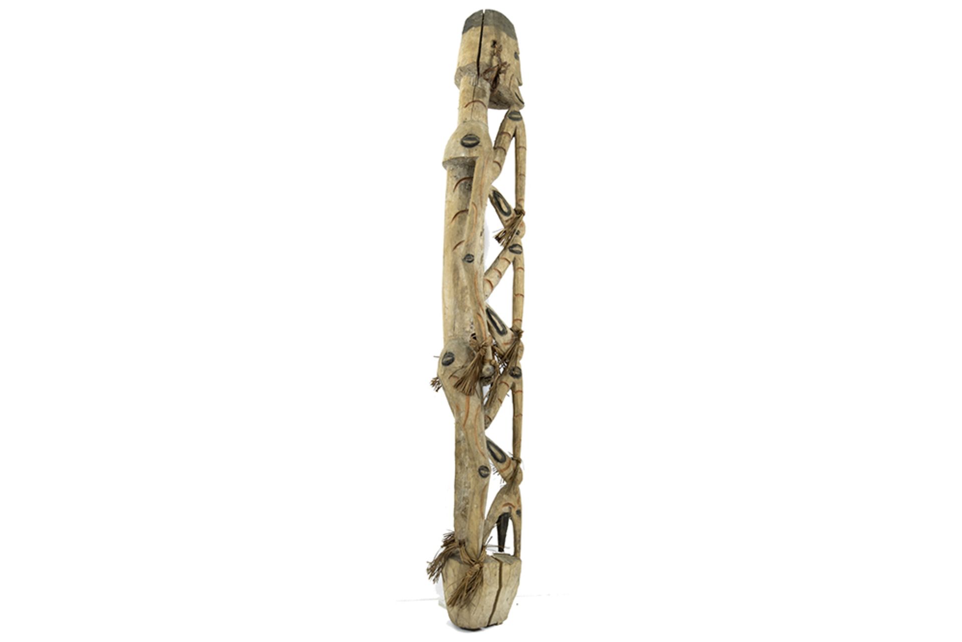mid 20th Cent. big Western Papua Asmat pole sculpture (in two parts) in wood and vegetal fibres || - Image 7 of 9