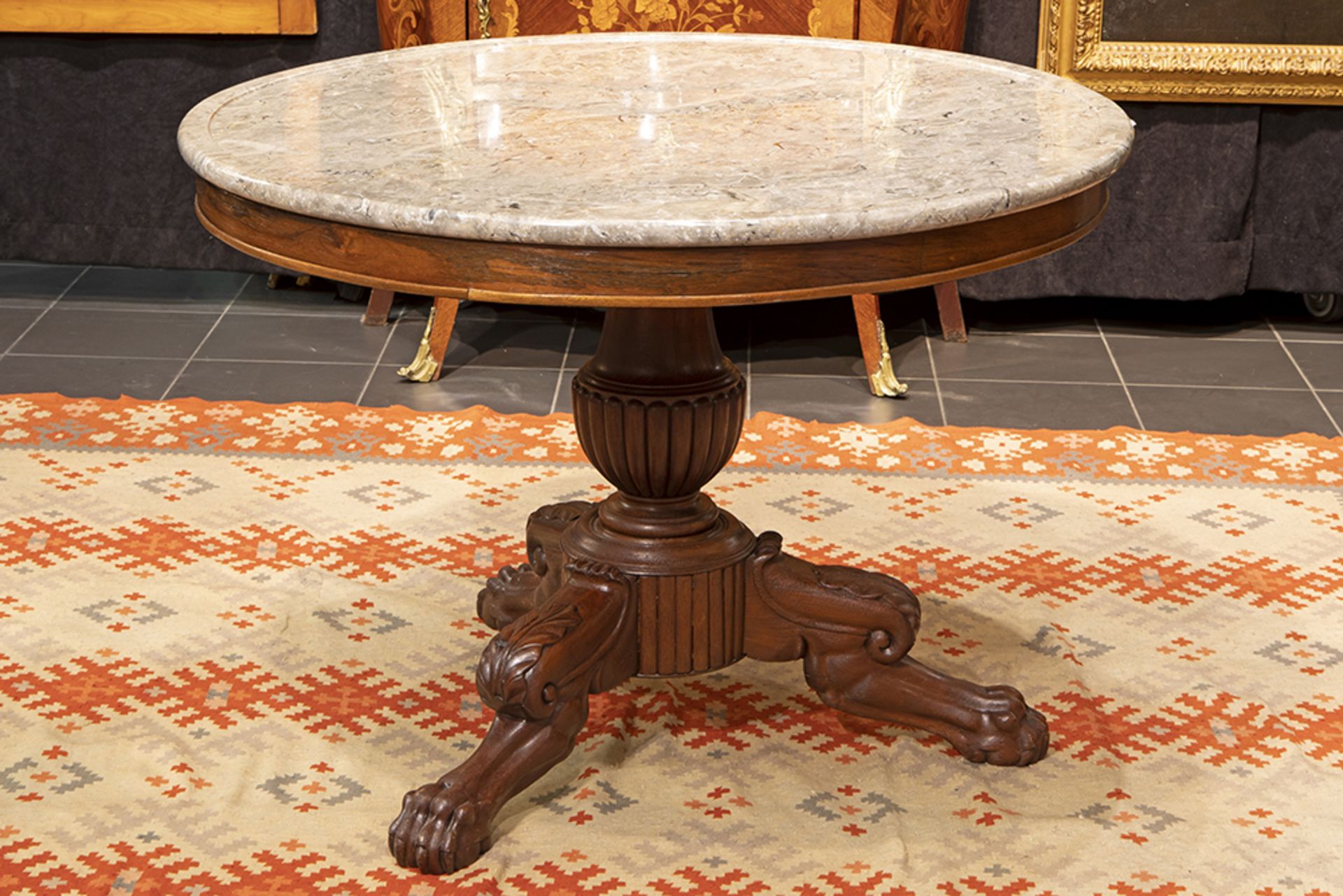 19th Cent. oak table with its round marble top || Negentiende eeuwse gueridon in eik met een rond