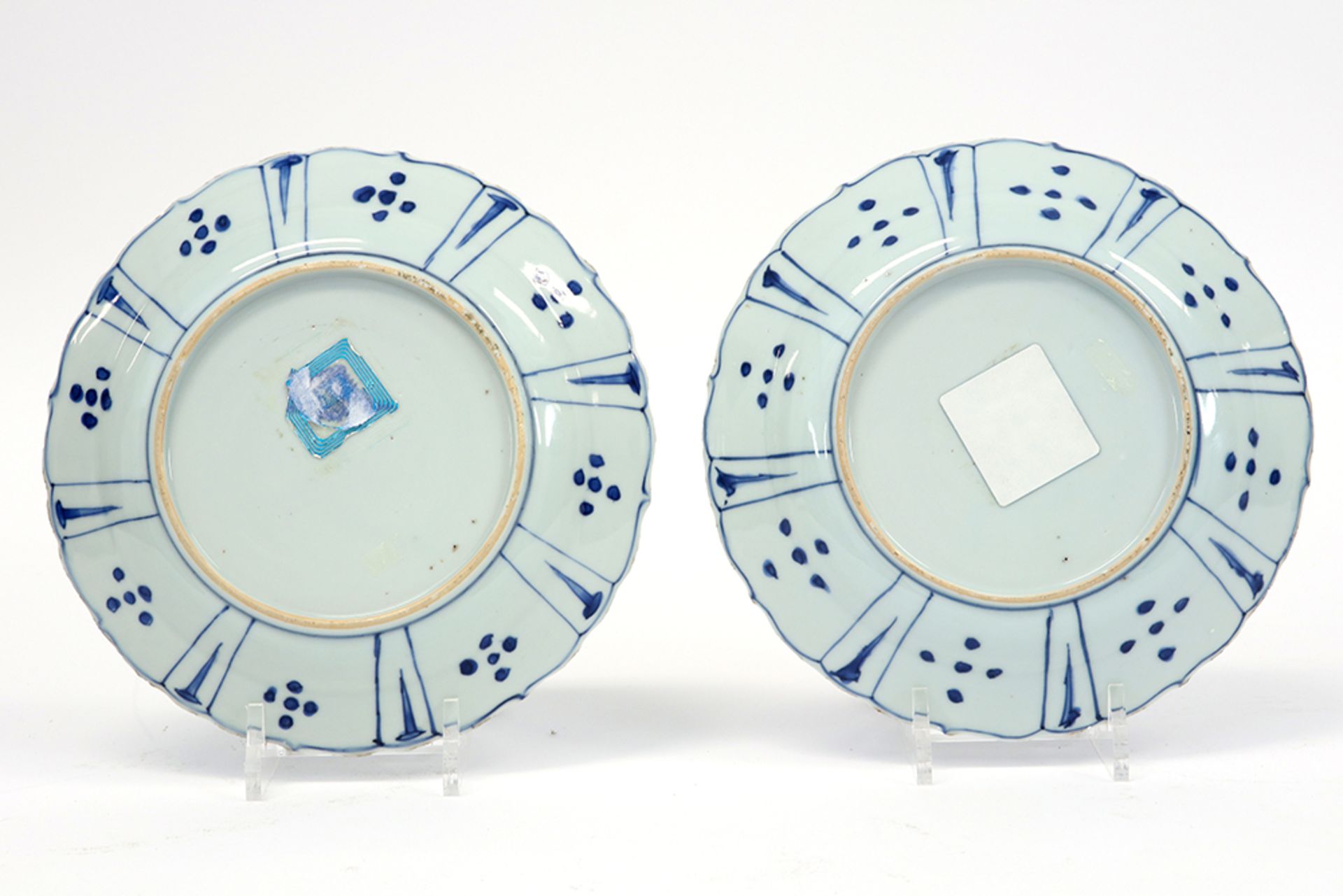 pair of 17th Cent. Chinese plates in porcelain with a quite special blue-white decor || Paar - Image 2 of 2
