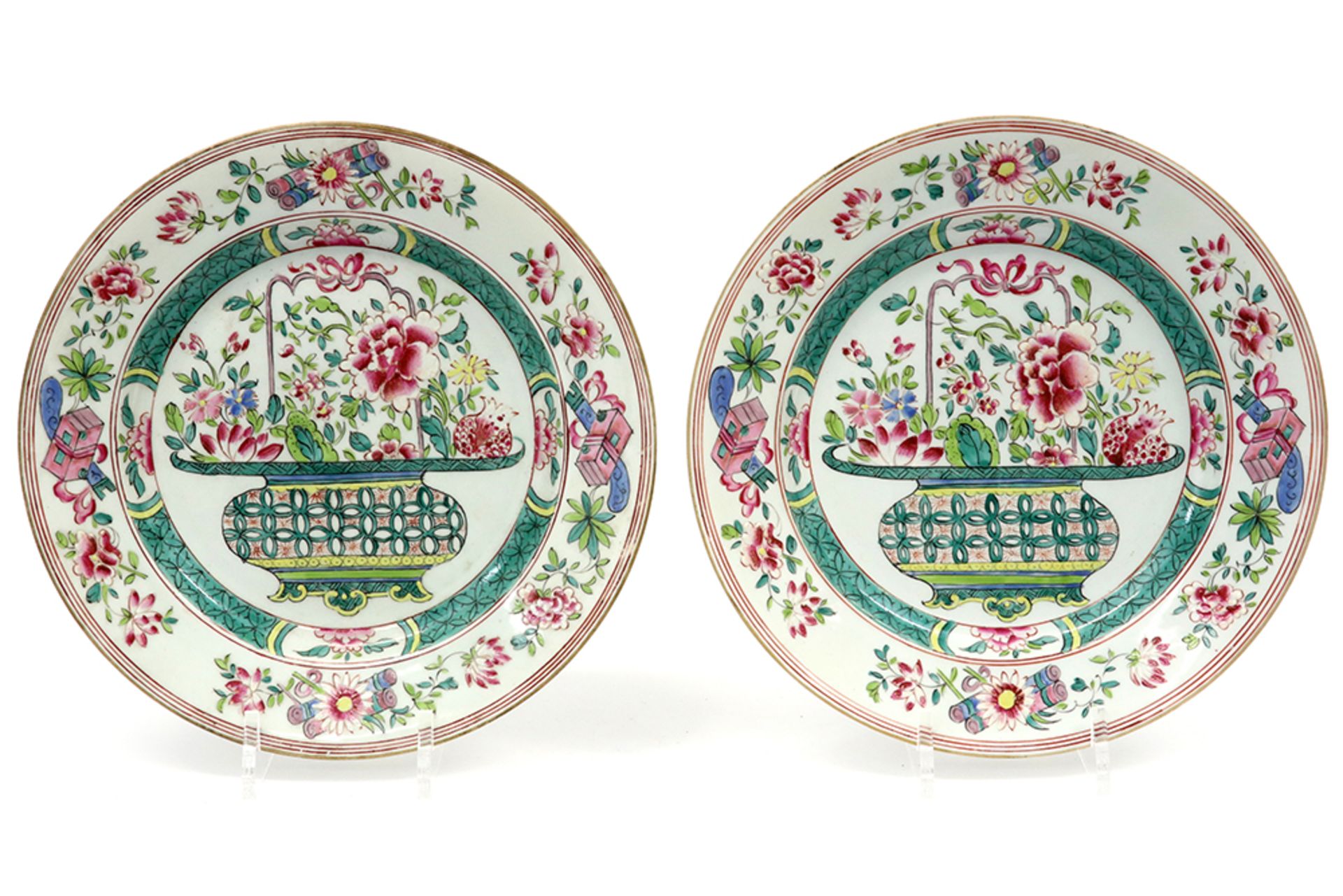 pair of antique French plates in porcelain with a 'Famille Rose' decor || Paar antieke Franse borden