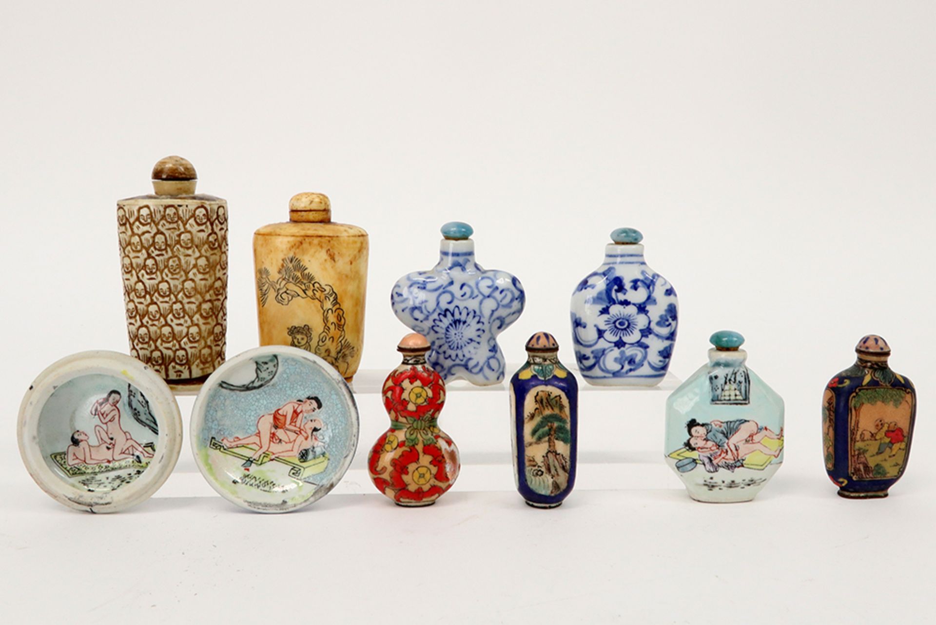 eight opium flasks and a porcelain pill box || Lot (9) met acht opiumflesjes en een pillendoosje (in - Image 2 of 2