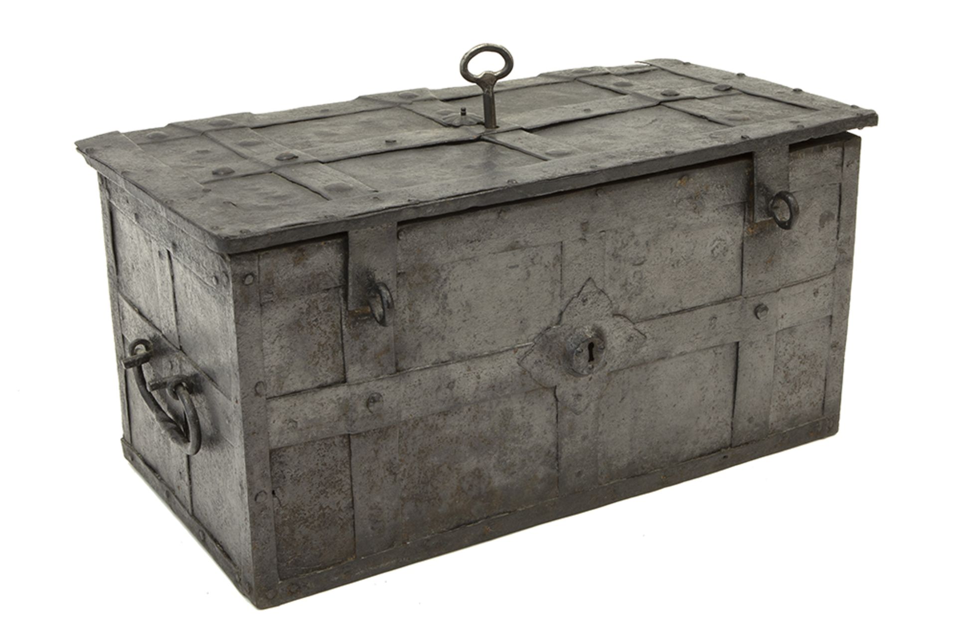 17th/18th Cent. iron chest with a nice lock || Zeventiende/achttiende eeuwse ijzeren kist met een