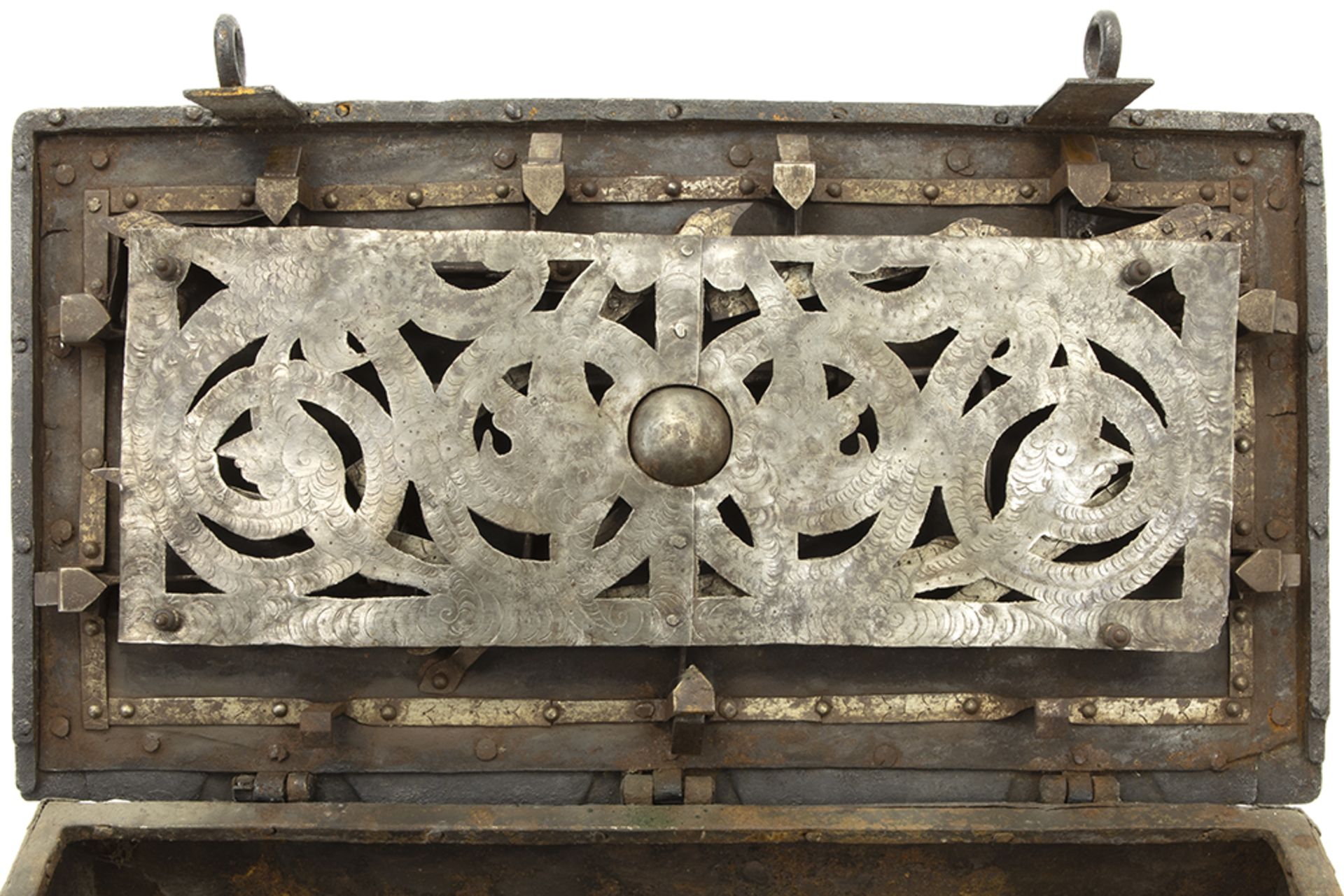 17th/18th Cent. iron chest with a nice lock || Zeventiende/achttiende eeuwse ijzeren kist met een - Image 4 of 4