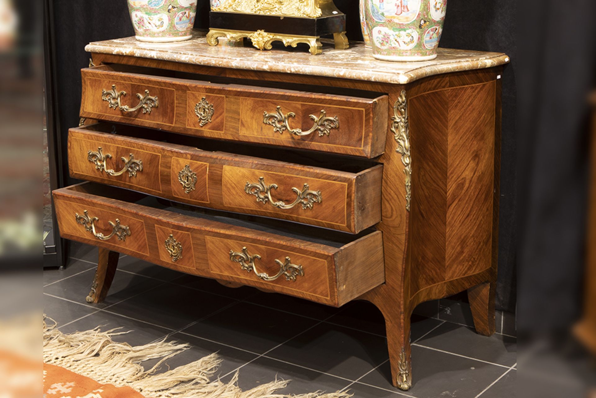 'antique' Louis XV style chest of drawers in marquetry with its marble top || 'Antieke' - Image 2 of 2
