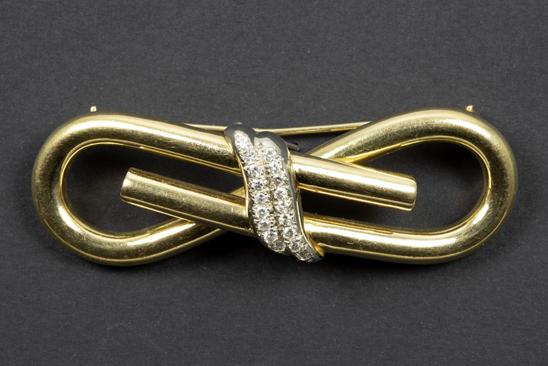 eighties' vintage brooch in white and yellow gold (18 carat) with at least 0,60 carat of brilliant