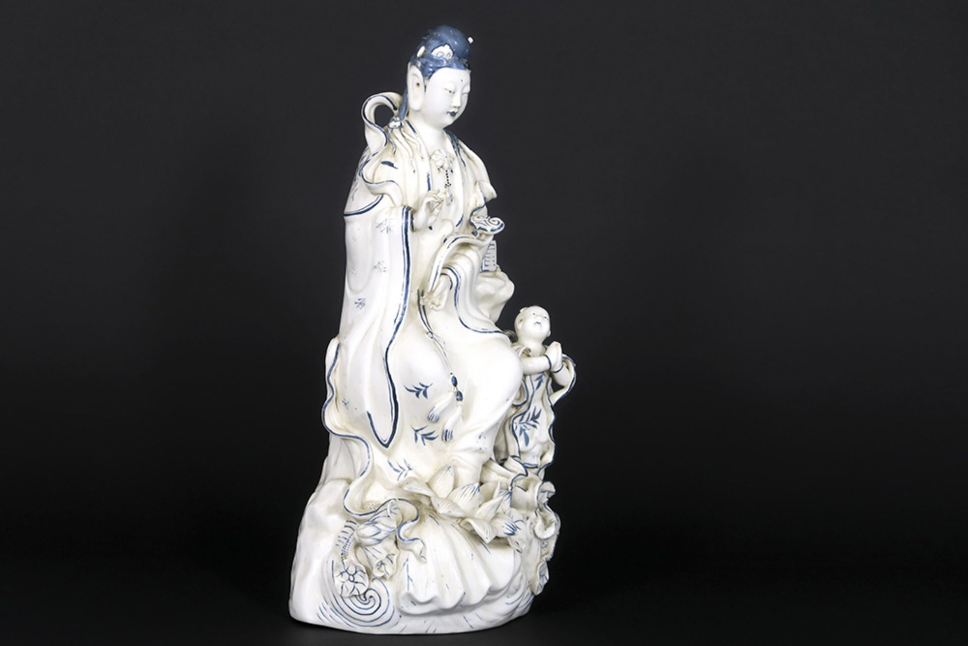 "Quan Yin" sculpture in 'blanc de Chine'-porcelain || Sculptuur in "blanc de Chinese" porselein , - Image 2 of 3