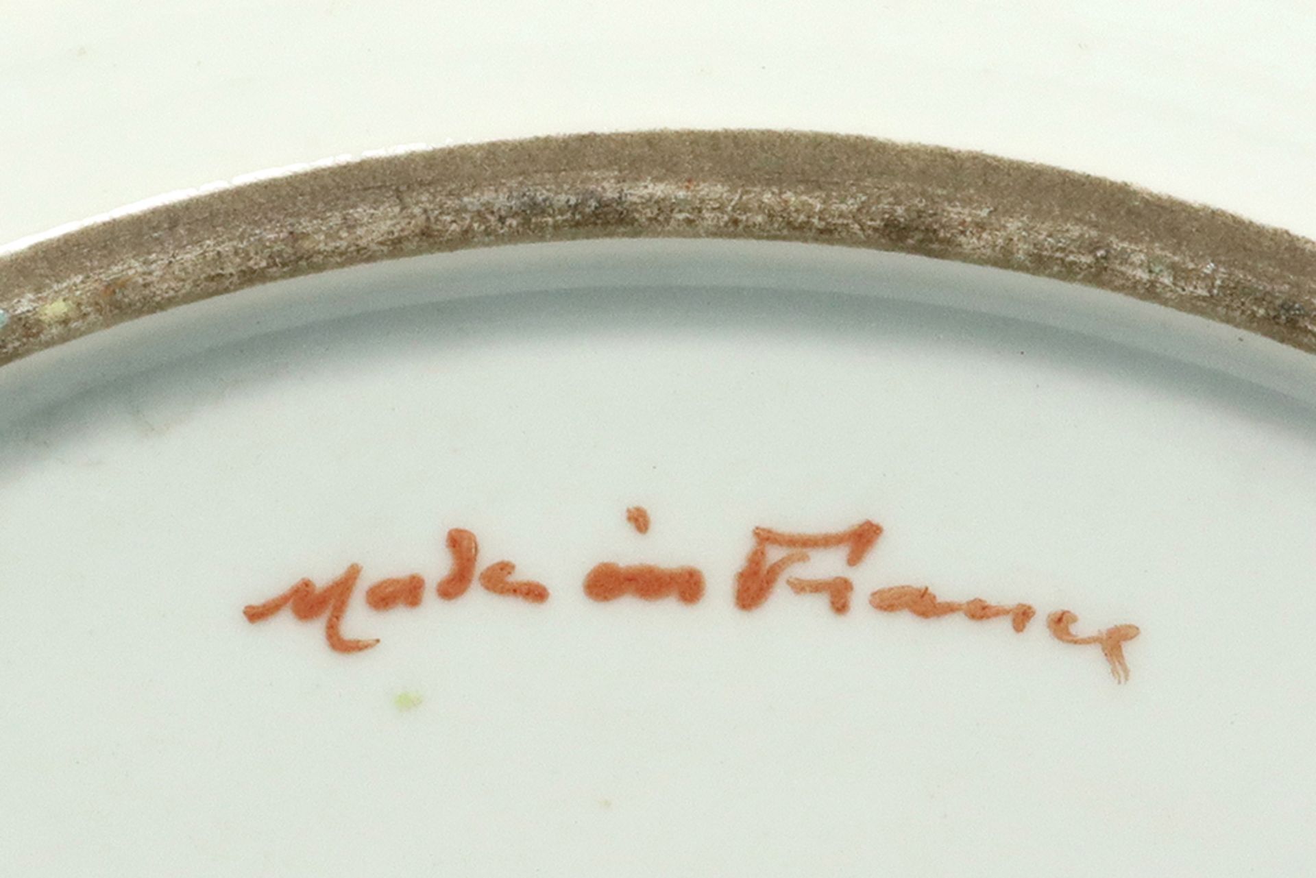 pair of antique French plates in porcelain with a 'Famille Rose' decor || Paar antieke Franse borden - Image 3 of 3