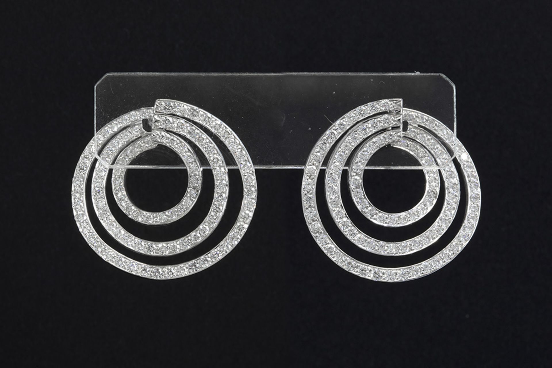 pair of earrings in white gold (18 carat) with ca 4,30 carat of high quality brilliant cut