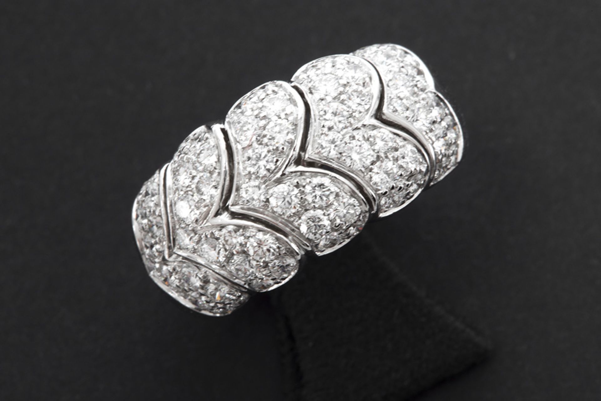 ring in white gold (18 carat) with ca 1,90 carat of very high quality brilliant cut diamonds || Vrij