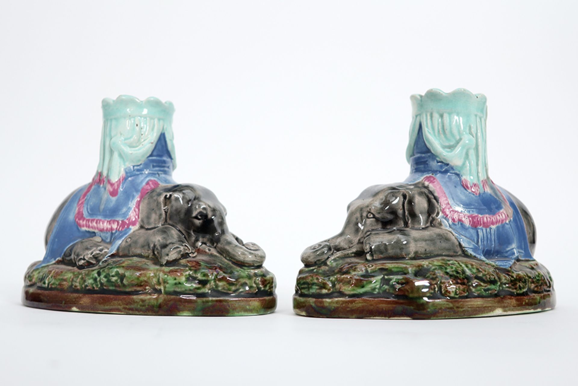 pair of antique elephant-shaped candlesticks in ceramic || Paar antieke kandelaars in faïence en - Image 5 of 5