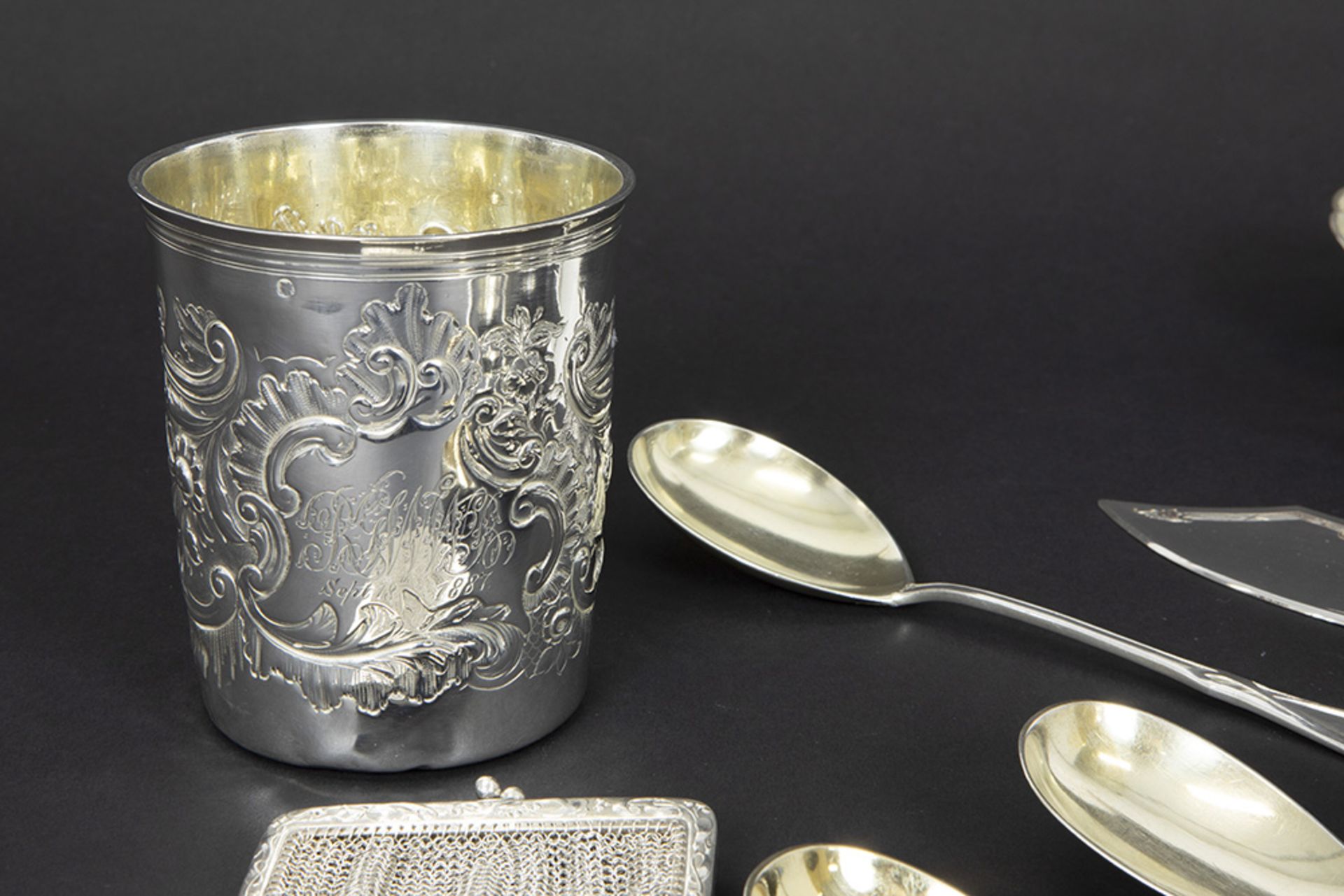 several items in silver with a small purse, a marked cup and some cutlery || Lot massief zilver - Image 2 of 3