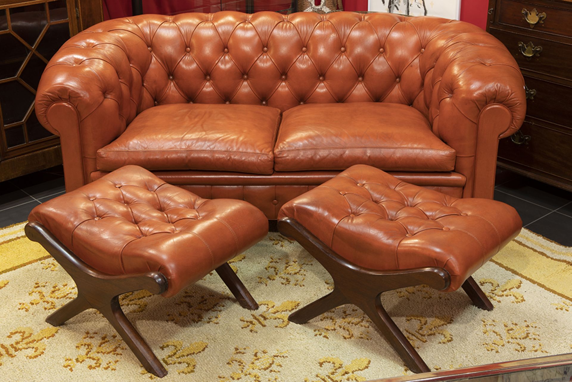 Chesterfield two seats sofa in leather and two matching stools || Chesterfield tweezit in leder en