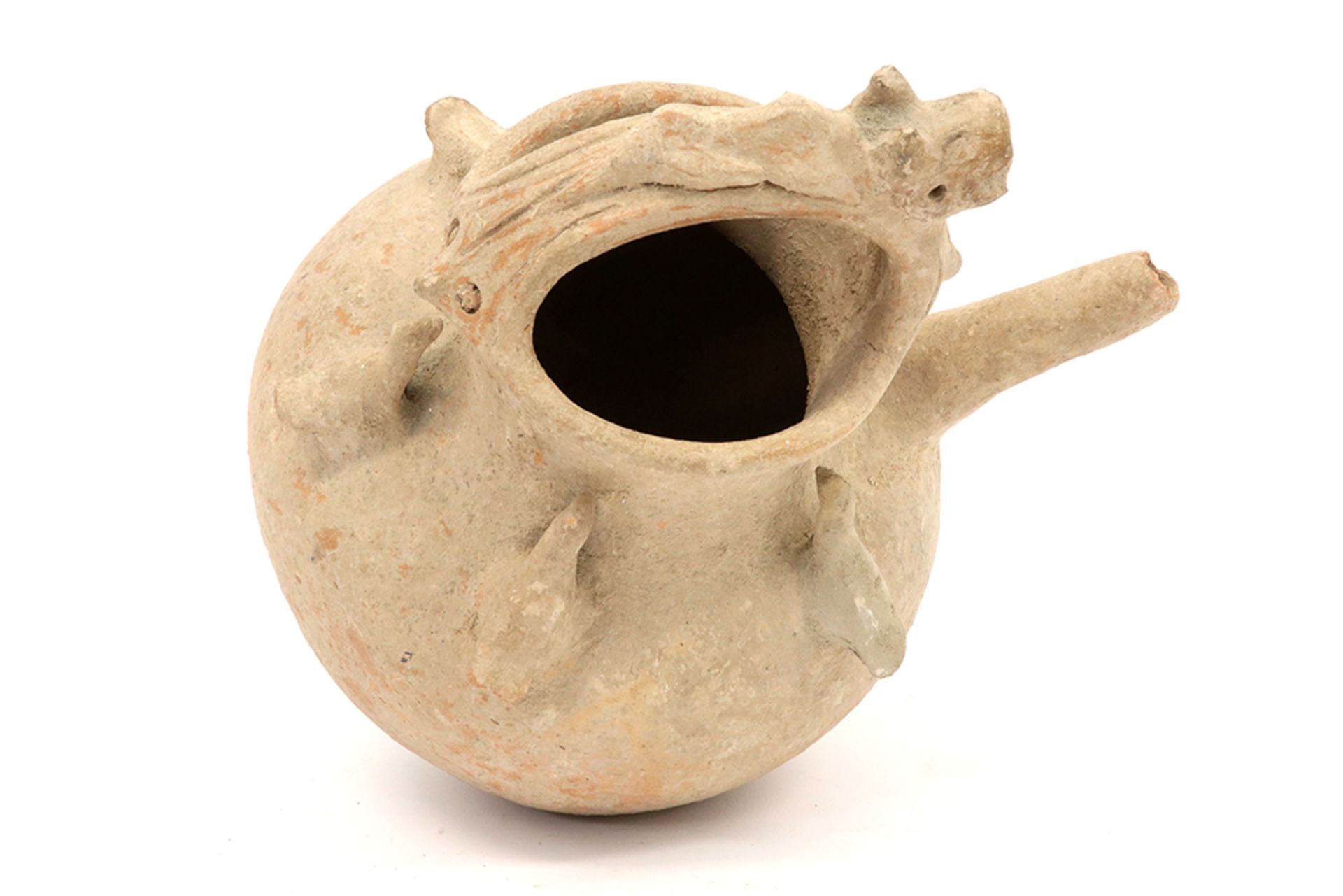 rare Ancient Persian ritual spout pot in earthenware adorned with five pigeons and with a mythical - Bild 4 aus 5