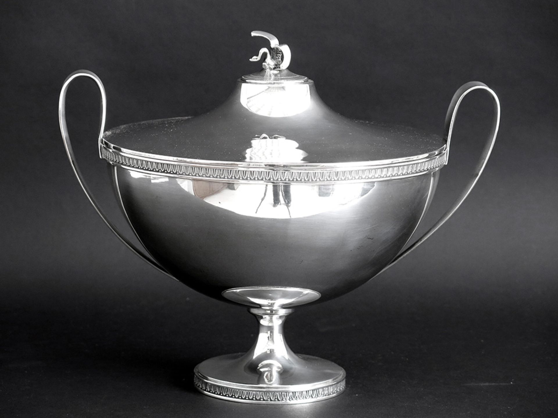 antique neoclassical style lidded tureen in silver || Antieke neoclassicistische terrine met