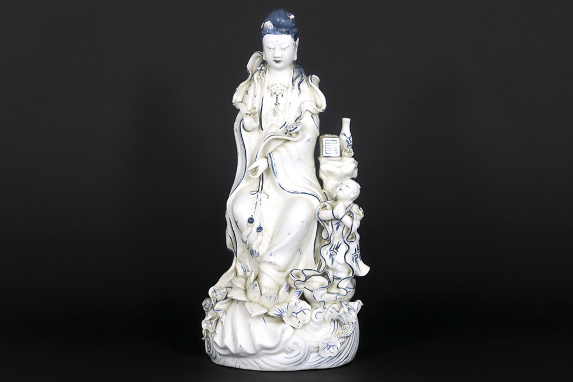 "Quan Yin" sculpture in 'blanc de Chine'-porcelain || Sculptuur in "blanc de Chinese" porselein ,