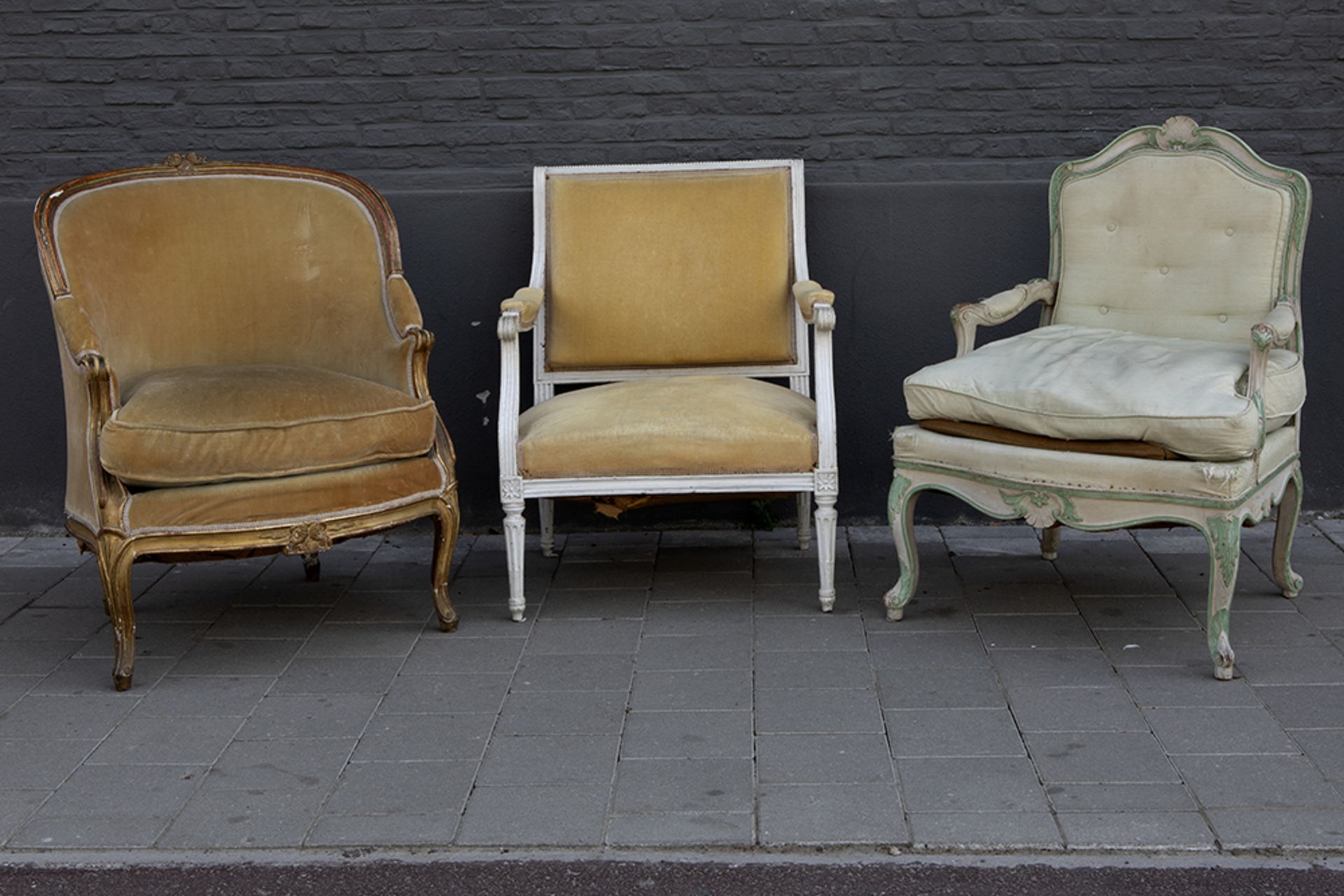 three 'antique' seats || Lot van drie 'antieke' zetels