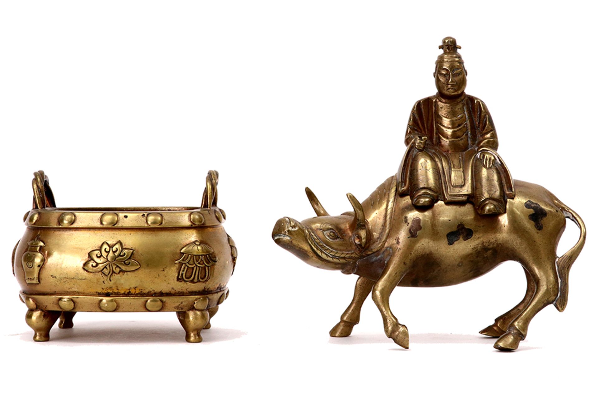 two Chinese bronze items with a sculpture and a small marked incense burner || Lot van twee