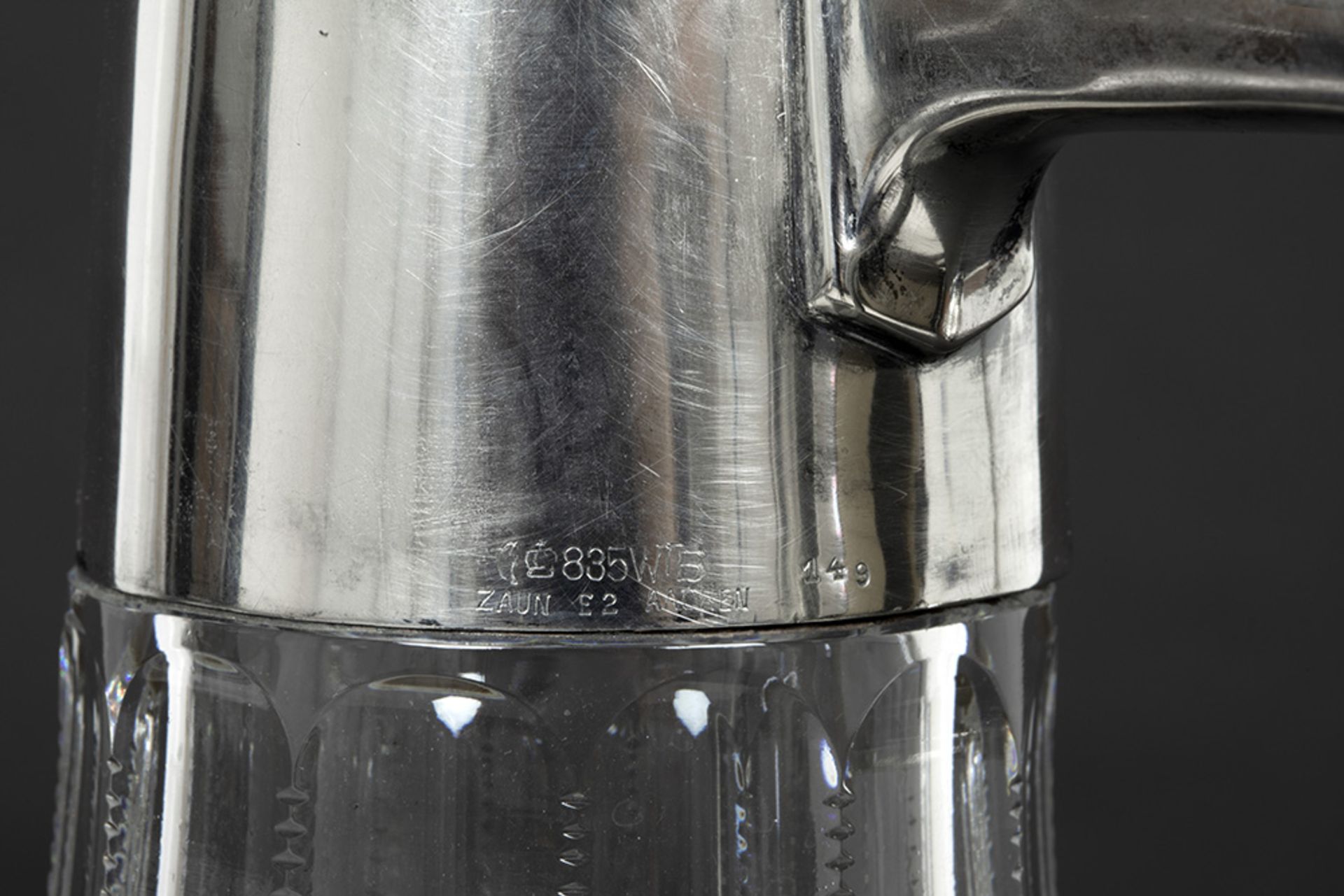 German waterjug in clear cut crystalglass and marked silver || WTB Duitse waterkruik in kleurloos - Image 3 of 3
