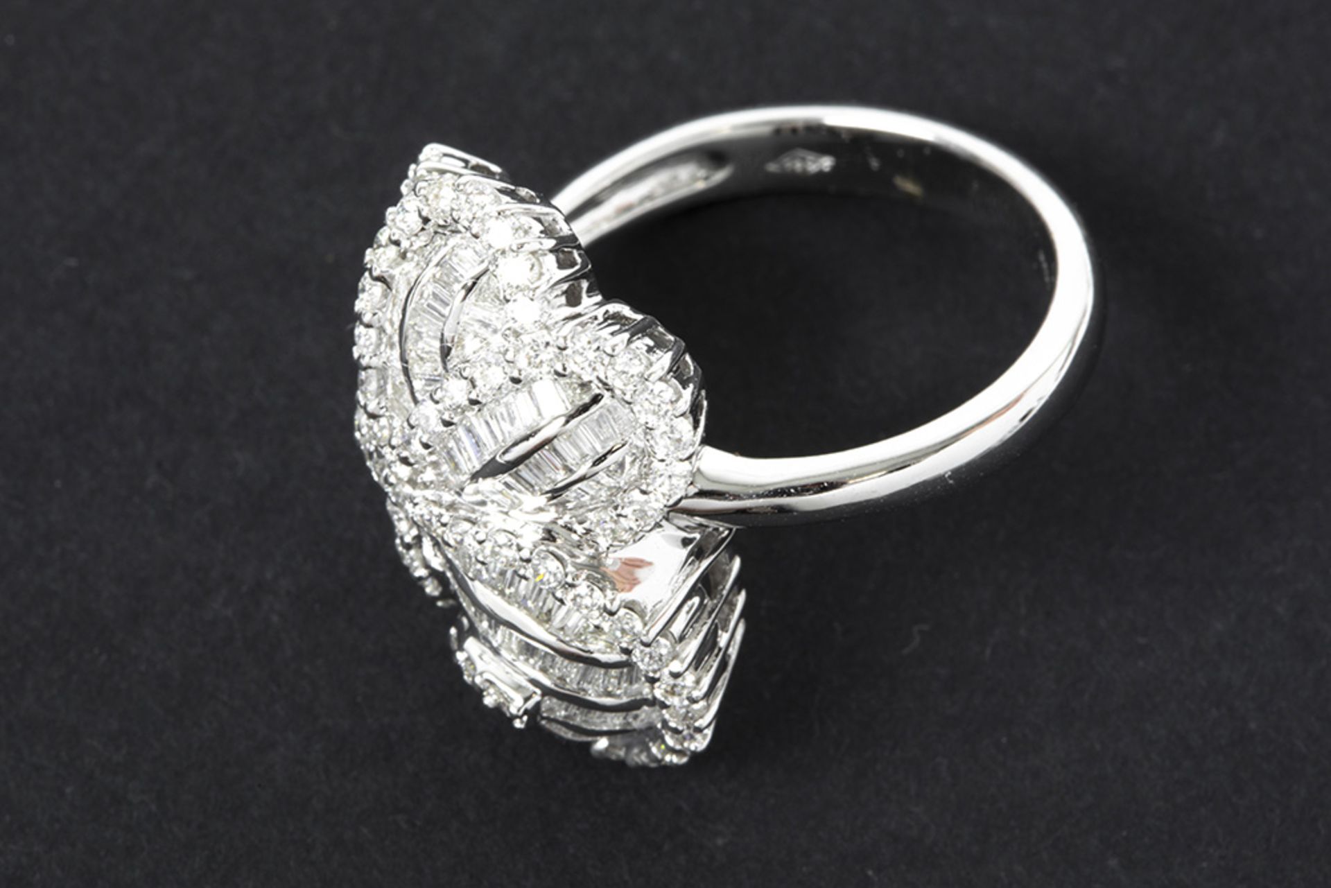 ring in white gold (18 carat) with 1,75 carat of high quality brilliant and baguette cut diamonds || - Bild 2 aus 2