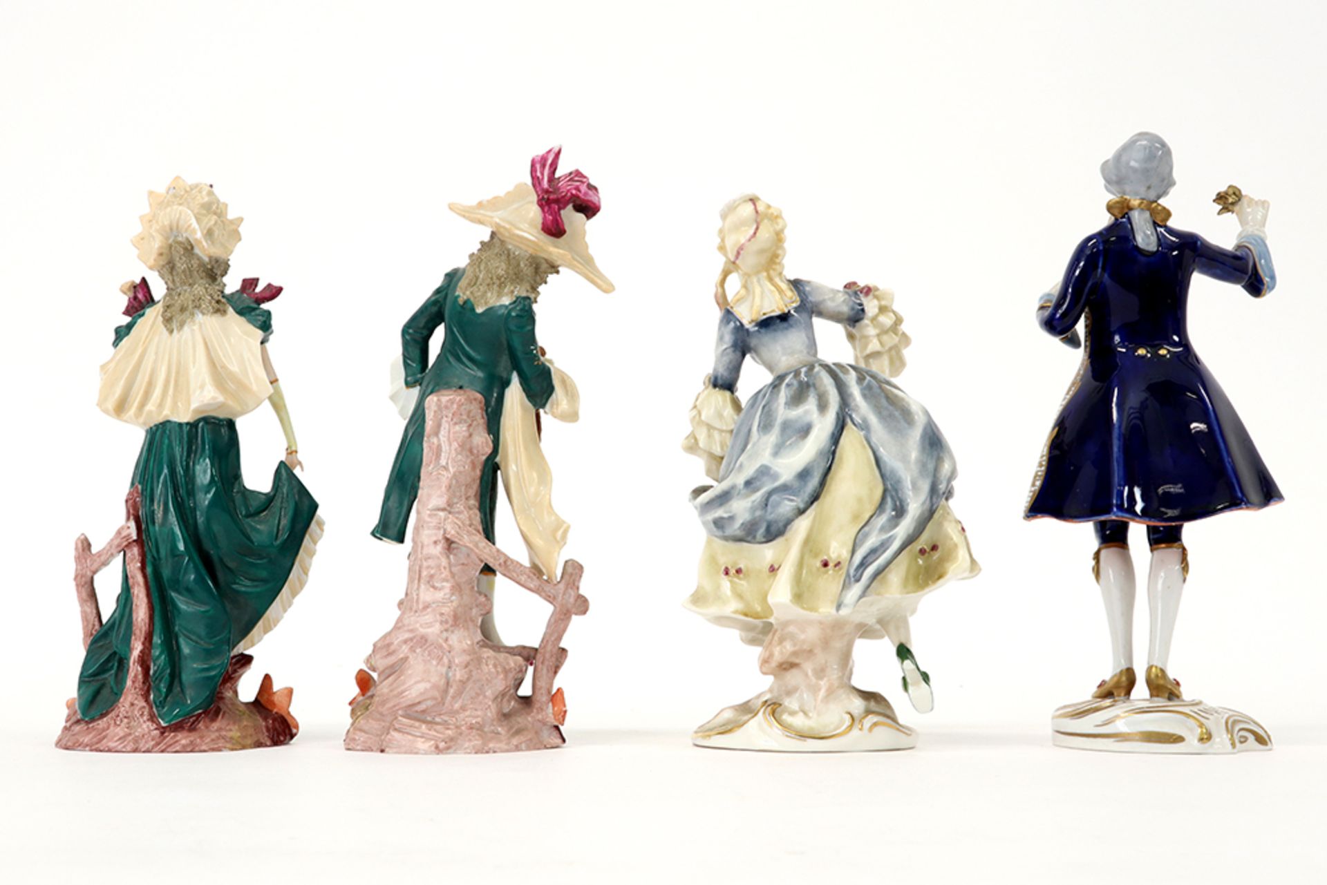 two pairs of figures in porcelain || Lot van twee paar bibelots in porselein - Image 2 of 4