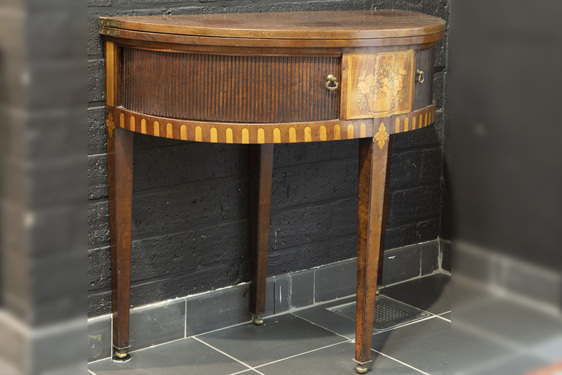 18th Cent. neoclassical side cabinet (convertible into a round table) in mahogany with inlay ||