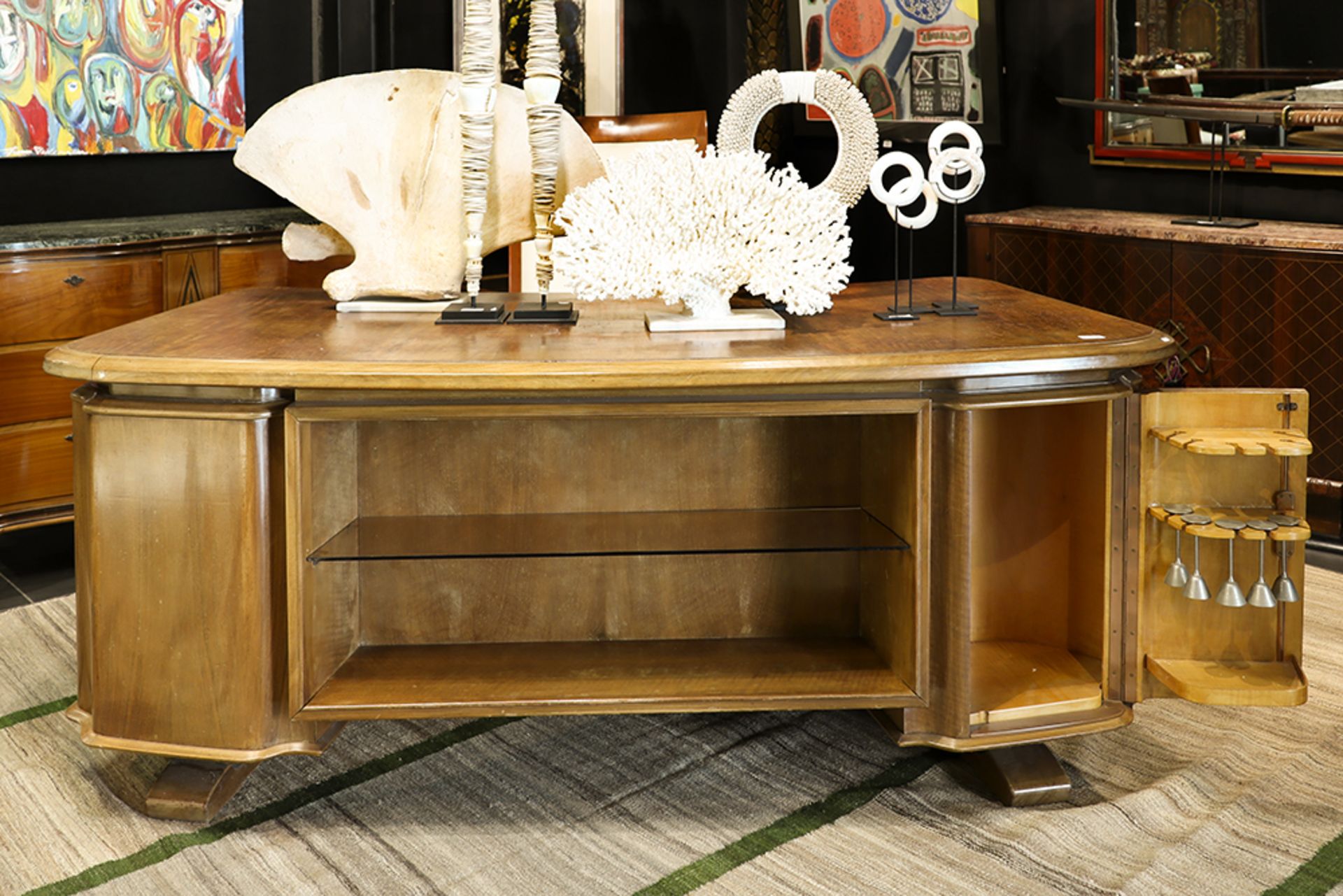 elegant Art Deco walnut desk || Art Deco-bureau in notelaar met elegant gegalbeerd design met - Image 2 of 3
