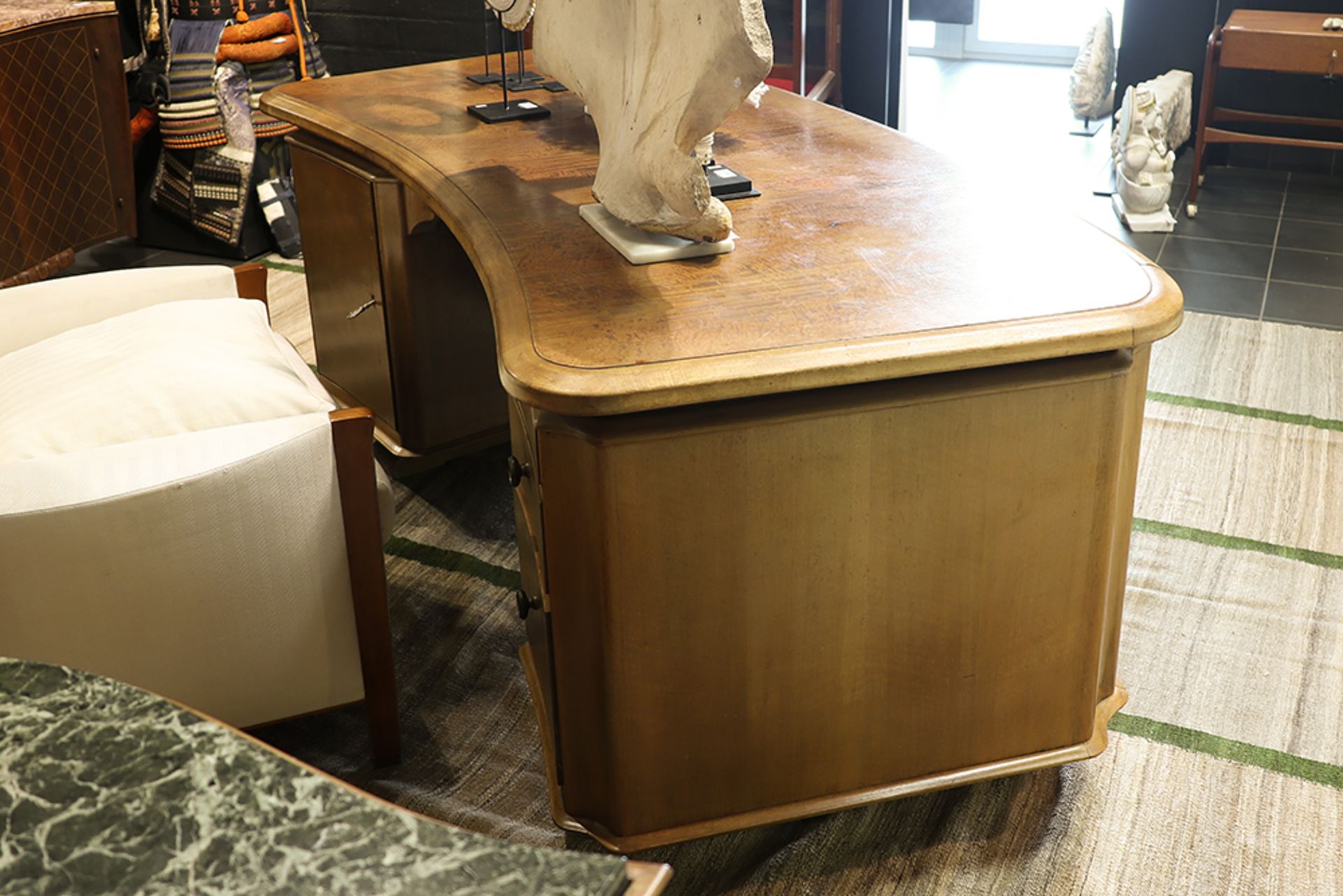 elegant Art Deco walnut desk || Art Deco-bureau in notelaar met elegant gegalbeerd design met - Image 3 of 3