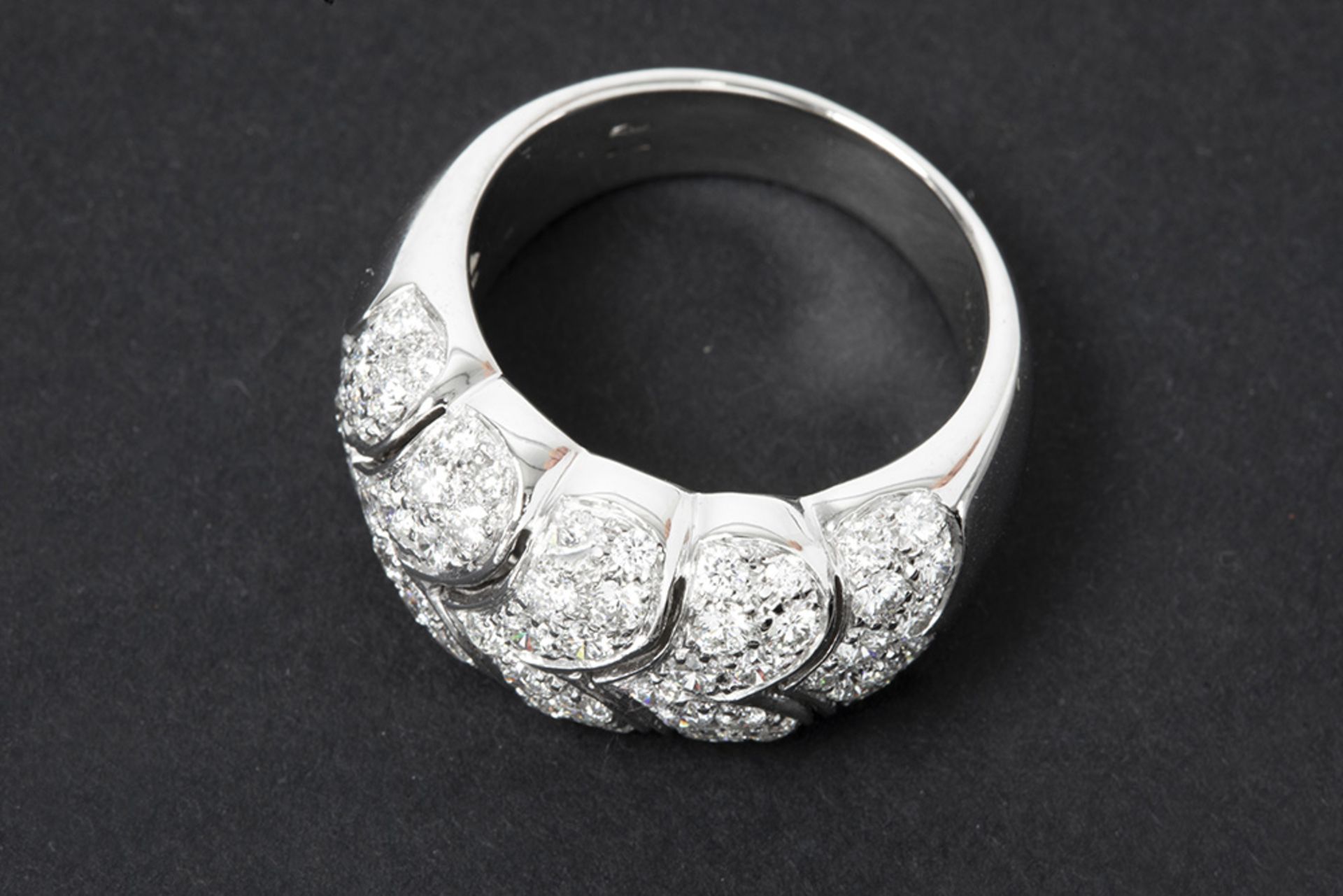 ring in white gold (18 carat) with ca 1,90 carat of very high quality brilliant cut diamonds || Vrij - Bild 2 aus 2