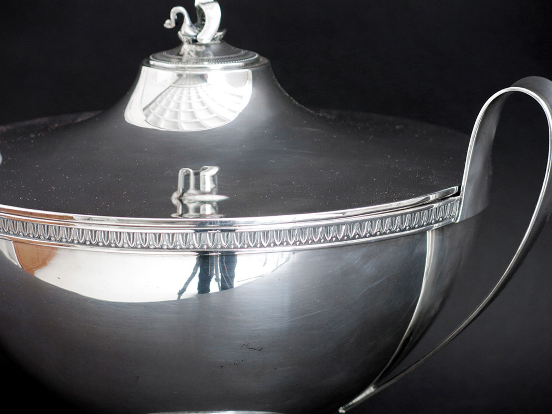 antique neoclassical style lidded tureen in silver || Antieke neoclassicistische terrine met - Image 2 of 2