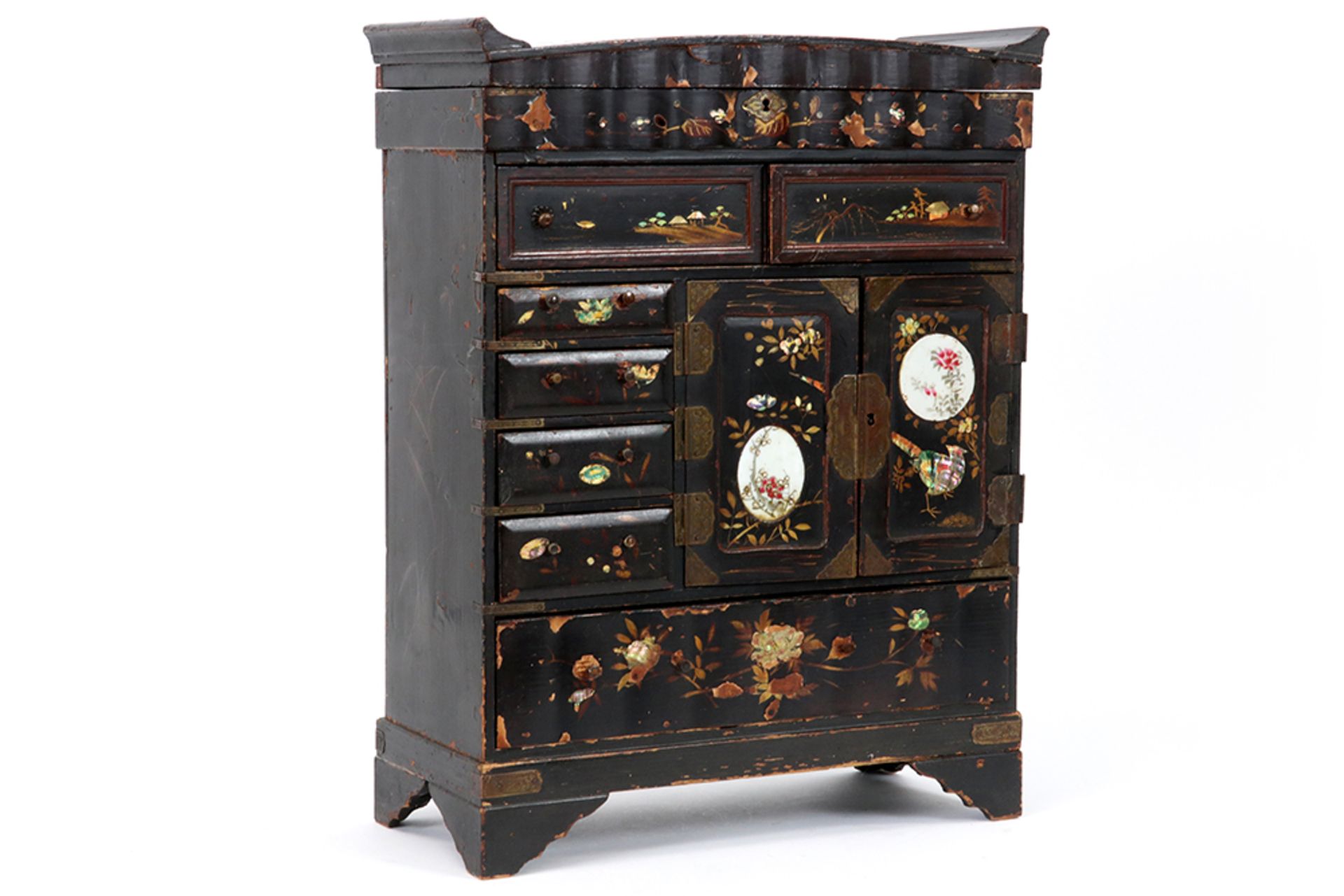 antique Japanese cabinet in lacquered wood with incrusted porcelain plaques and mother of pearl ||