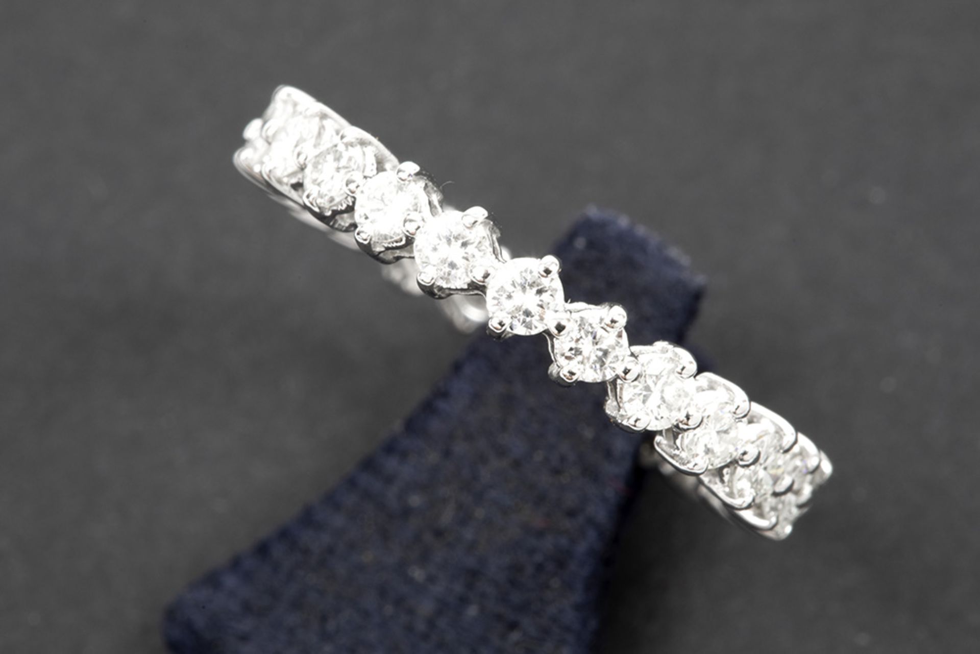 ring in white gold (18 carat) with ca 1,20 carat of quality brilliant cut diamonds || Zgn alliance à