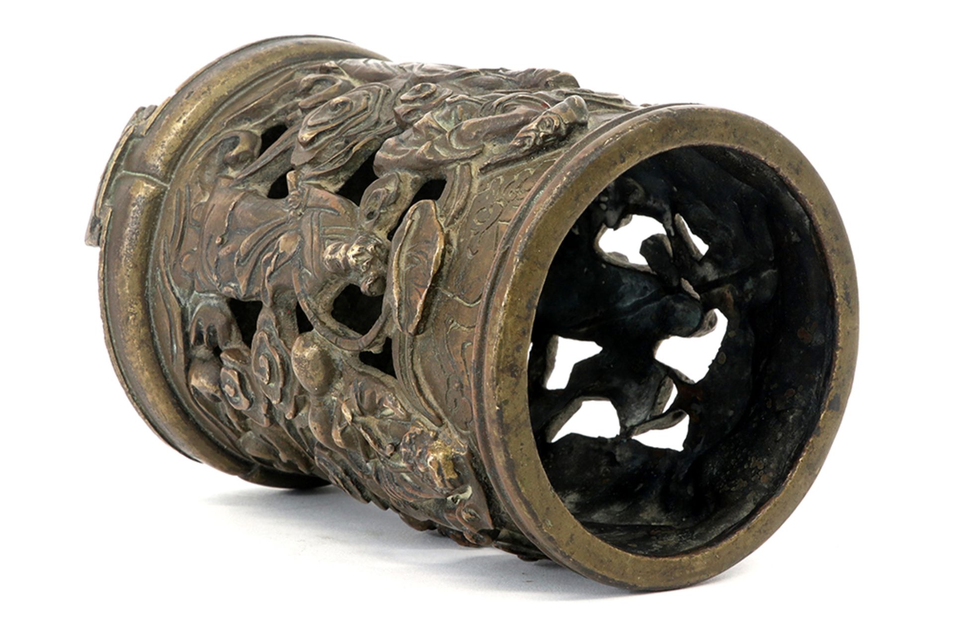 Chinese brush pot in bronze (openwork) with the depiction of the Eight Immortals || Chinese - Image 4 of 6