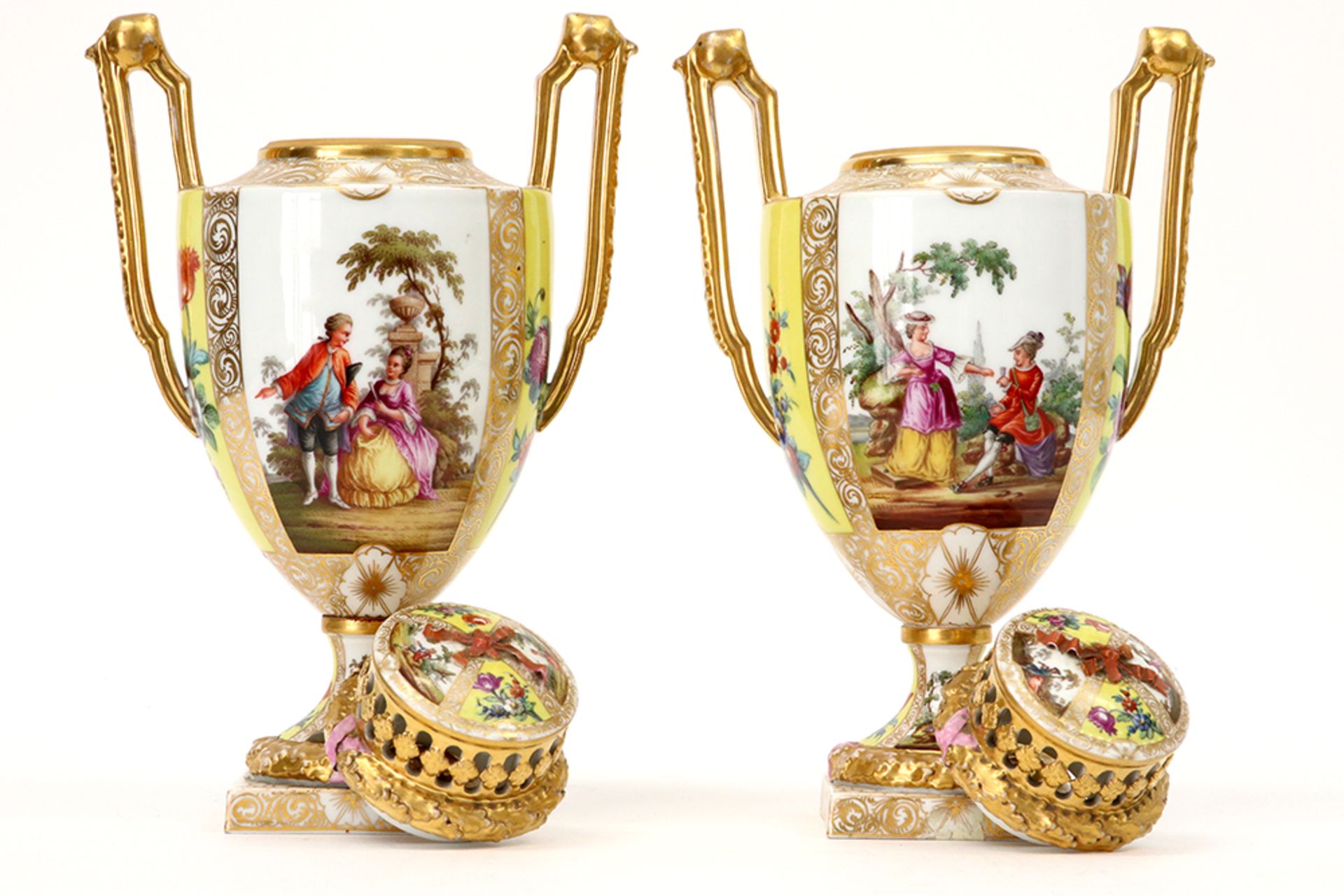 pair of antique neoclassical lidded vases in "AR (Augustus Rex)" marked porcelain with finely - Bild 3 aus 5