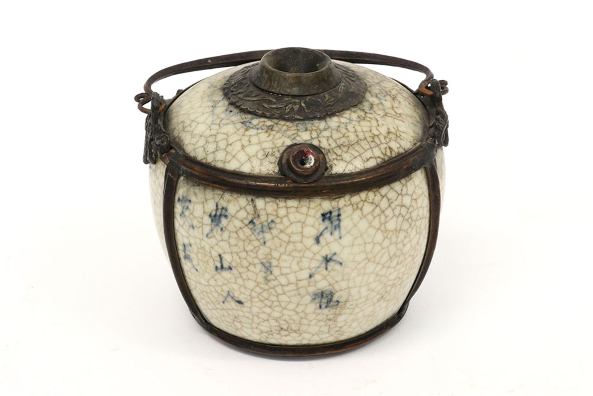 Chinese inkwell in marked crackle glazed porcelain with blue-white decor and metal mounting || - Image 2 of 4