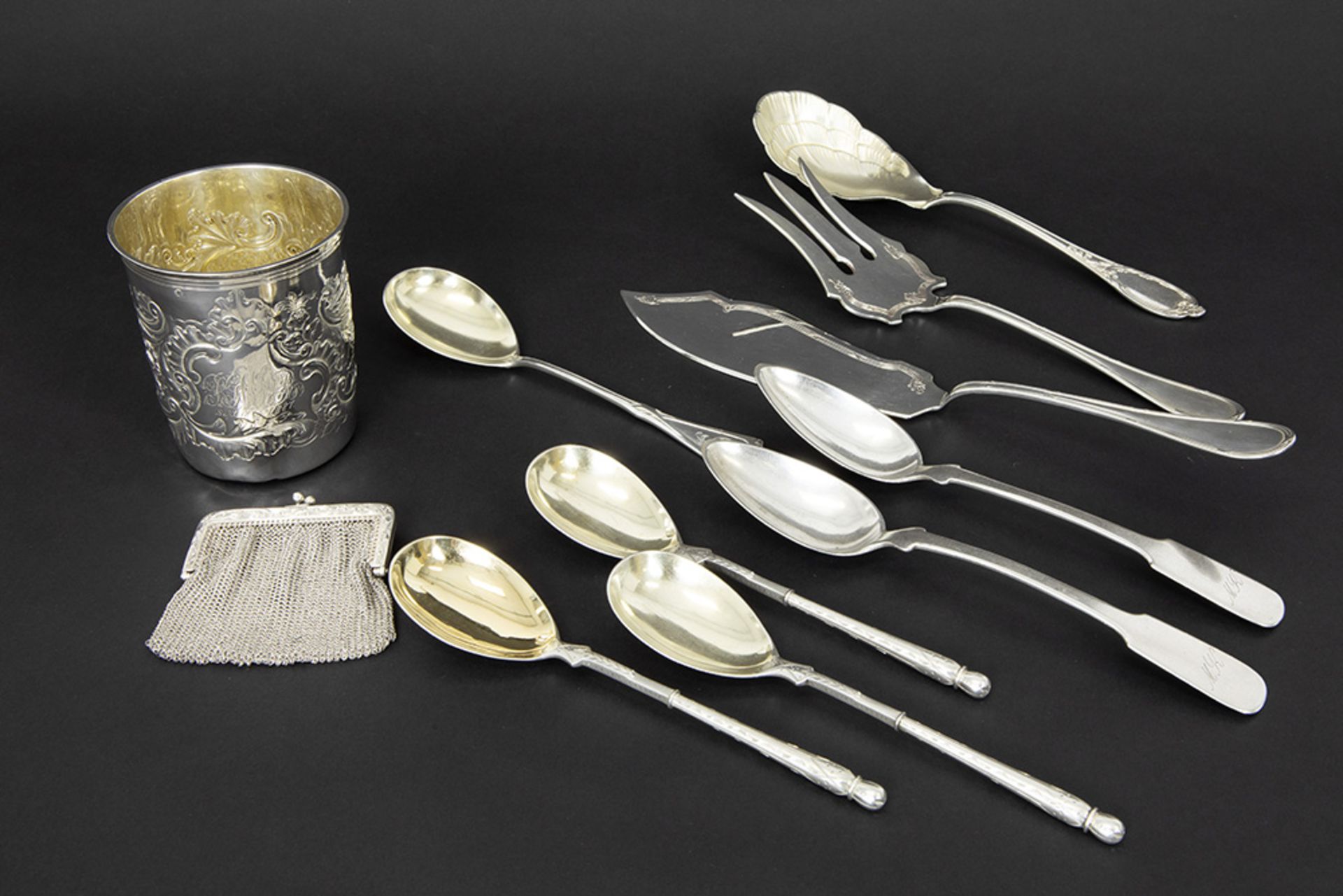 several items in silver with a small purse, a marked cup and some cutlery || Lot massief zilver