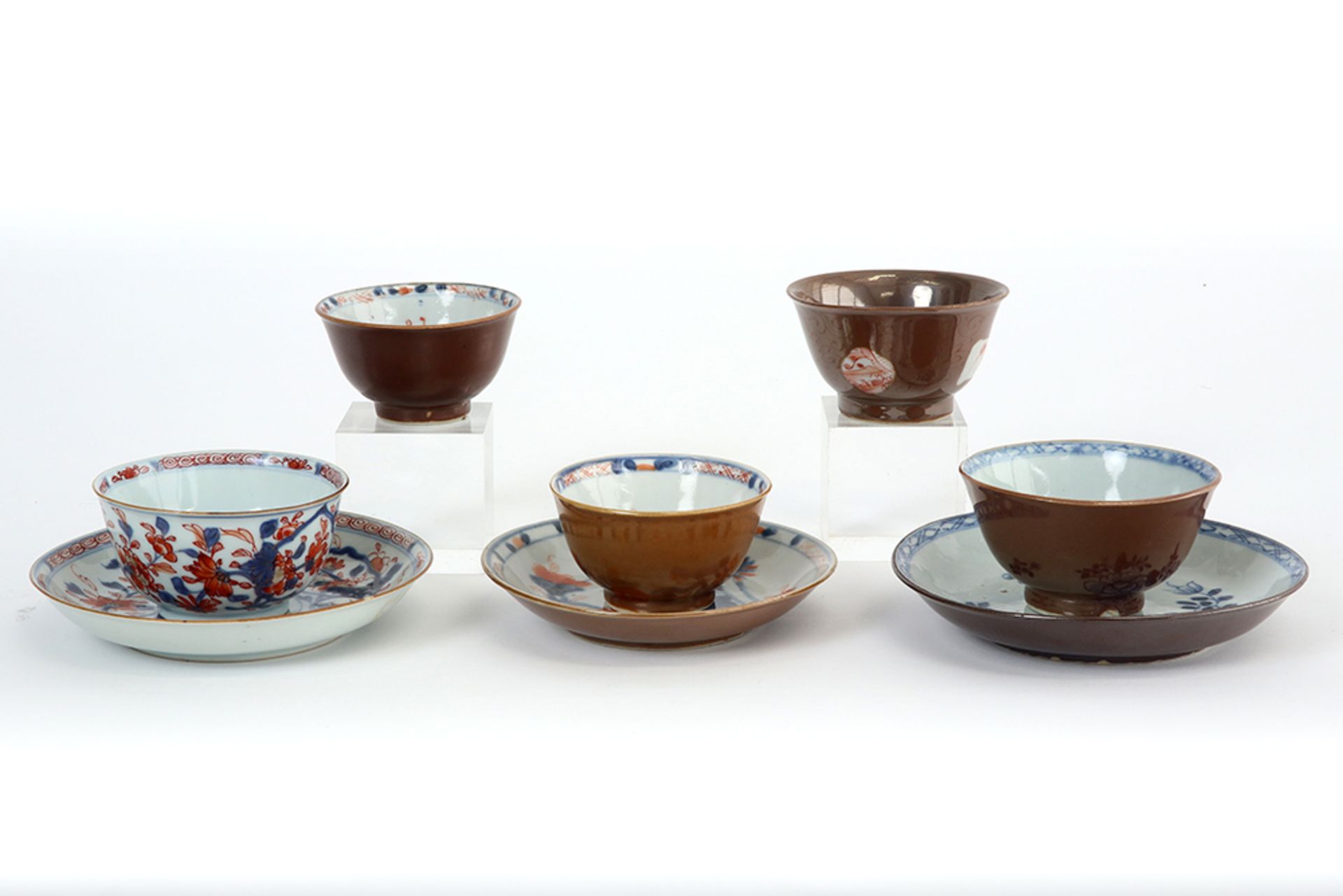 8 pieces of 18th Cent. Chinese porcelain with an Imari decor : five cups and three small plates ||