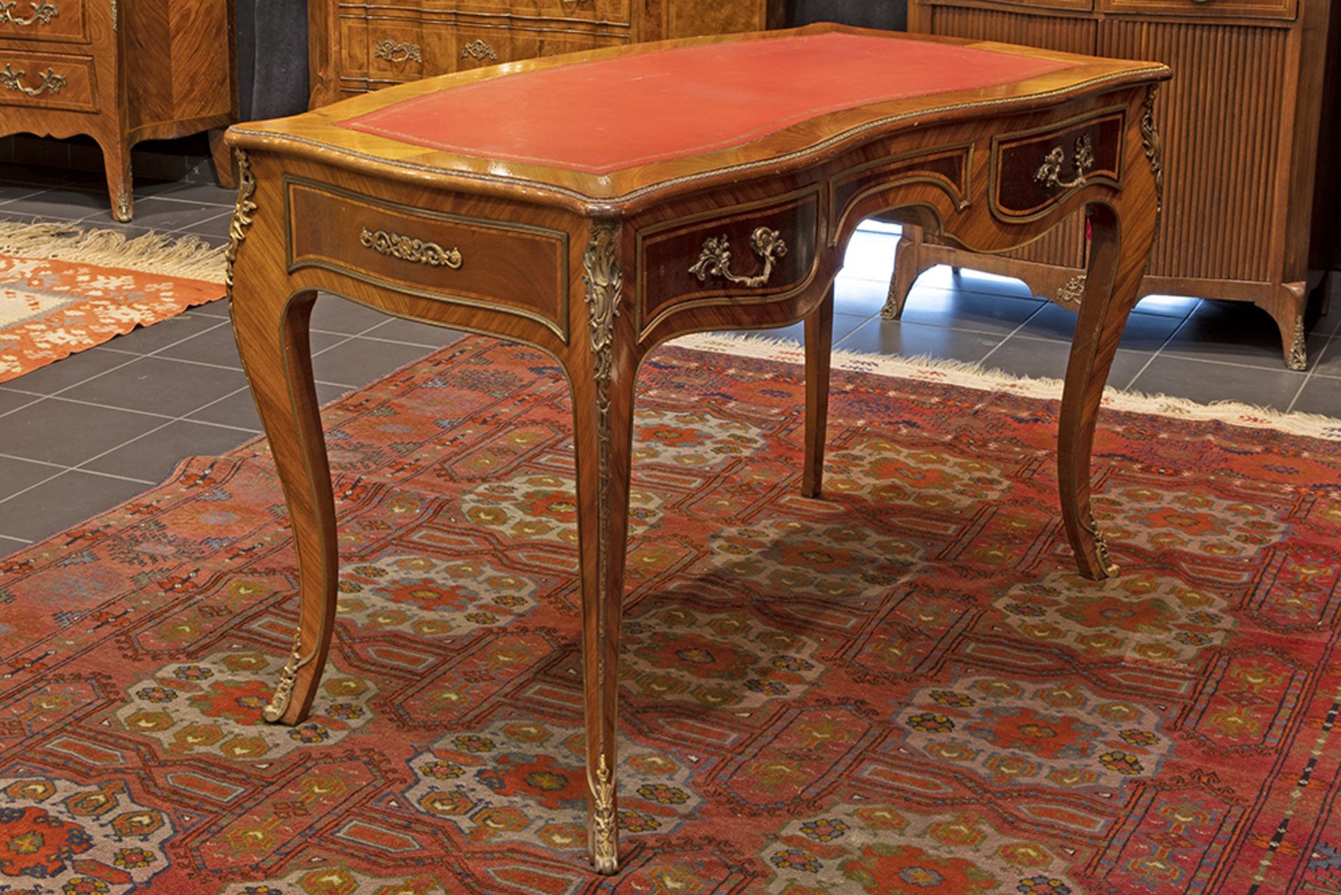 Louis XV style desk in rose-wood with mountings in bronze || Bureautje in Lodewijk XV-stijl, - Bild 2 aus 3
