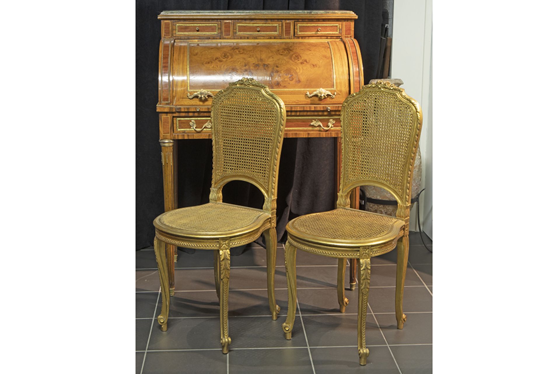 small cylinder desk and two gilded chairs || Lot van een cilinderbureautje en twee gedoreerde