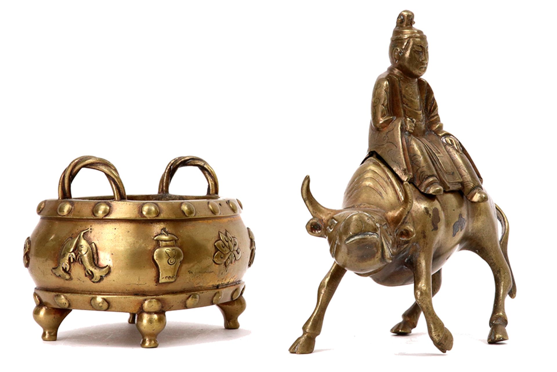 two Chinese bronze items with a sculpture and a small marked incense burner || Lot van twee - Image 2 of 4