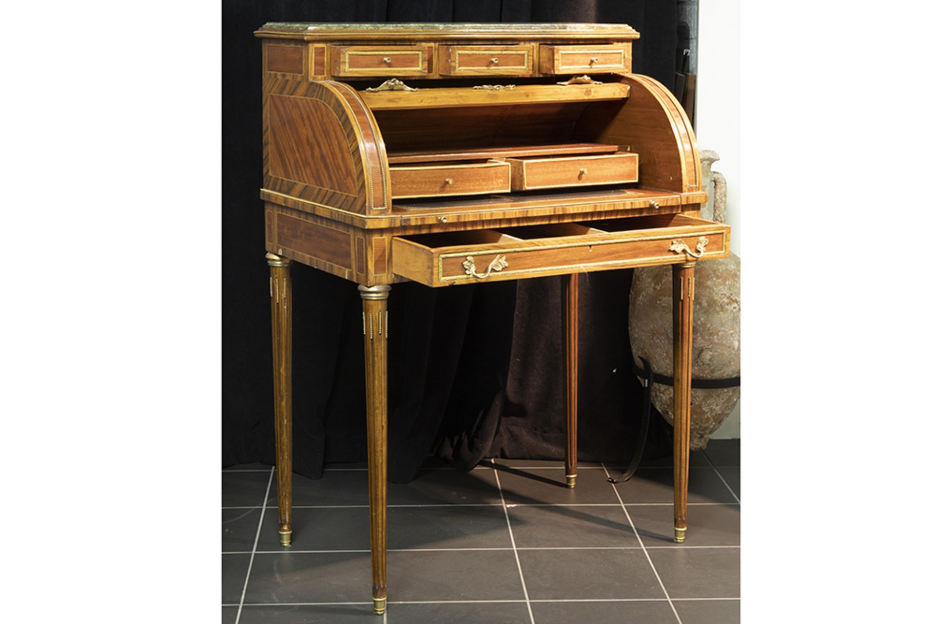 small cylinder desk and two gilded chairs || Lot van een cilinderbureautje en twee gedoreerde - Image 3 of 3