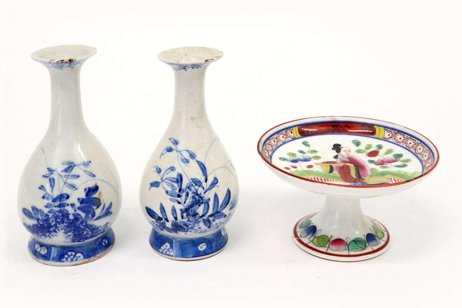 three pieces of porcelain || Drie stuks porselein met een paar Japanse vaasjes