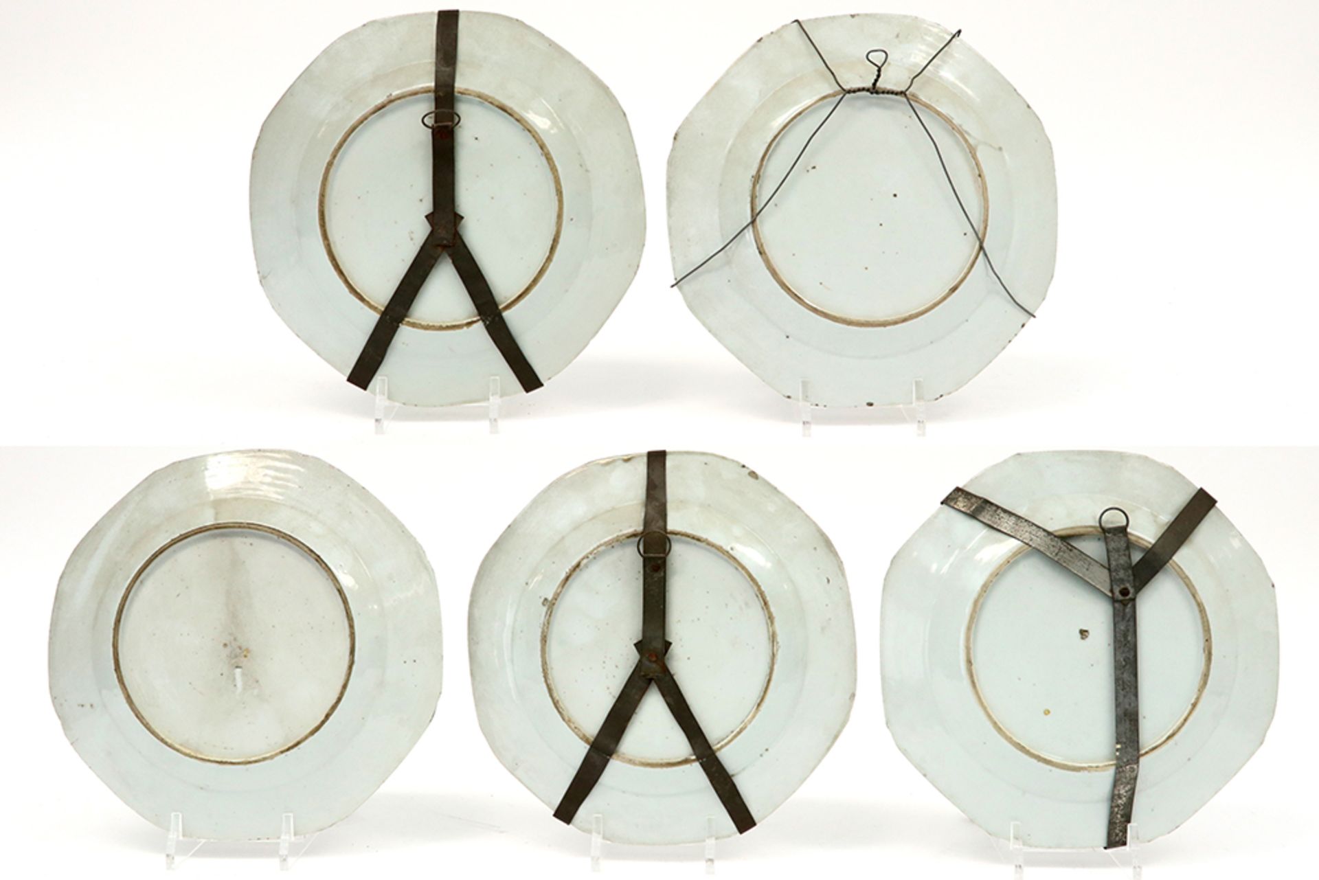 set of five 18th Cent. Chinese plates in porcelain with a polychrome decor || Reeks van vijf - Image 2 of 2