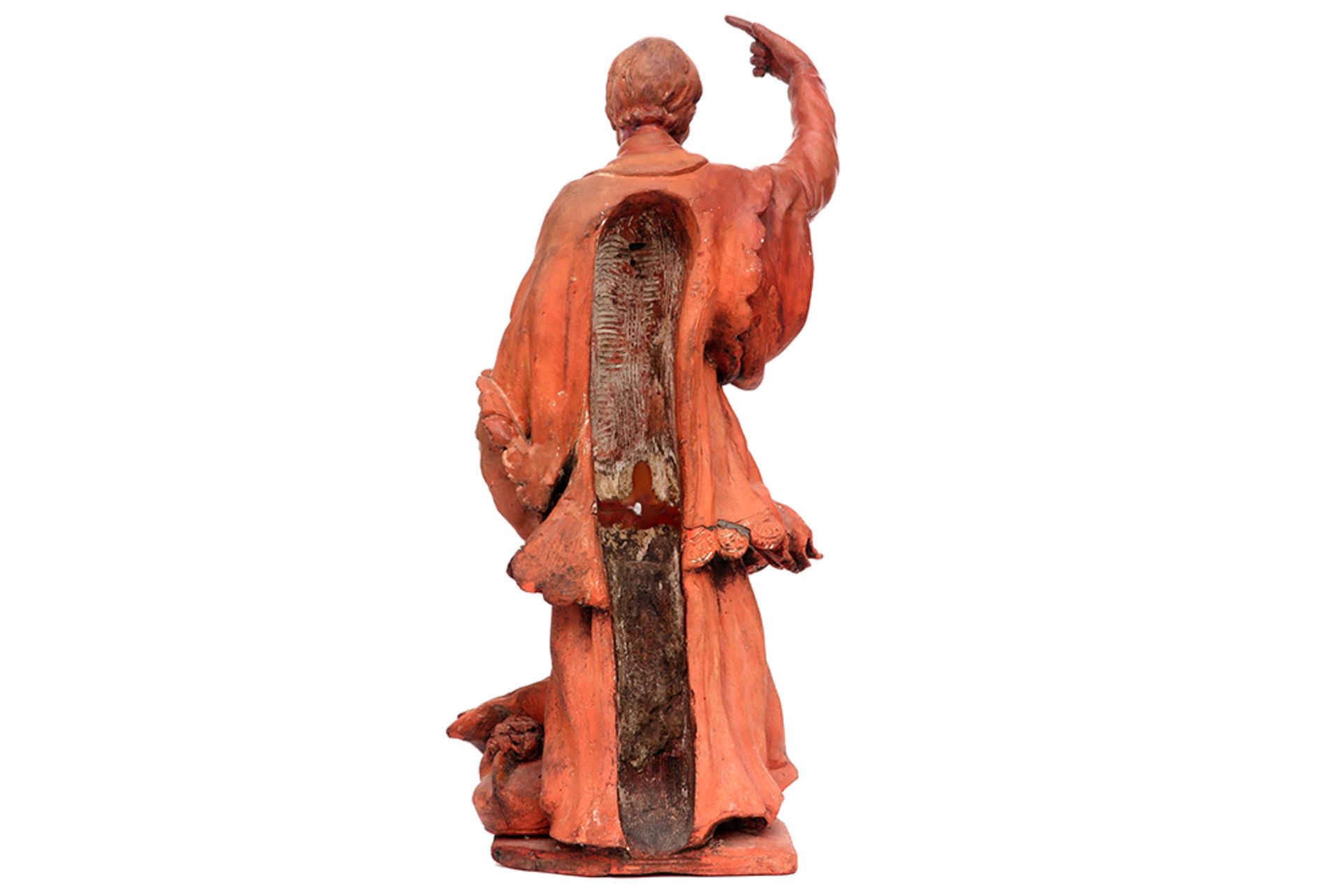 19th Cent. "St-Vincentius a Paulo" sculpture in terracotta || Negentiende eeuwse sculptuur in - Image 3 of 3