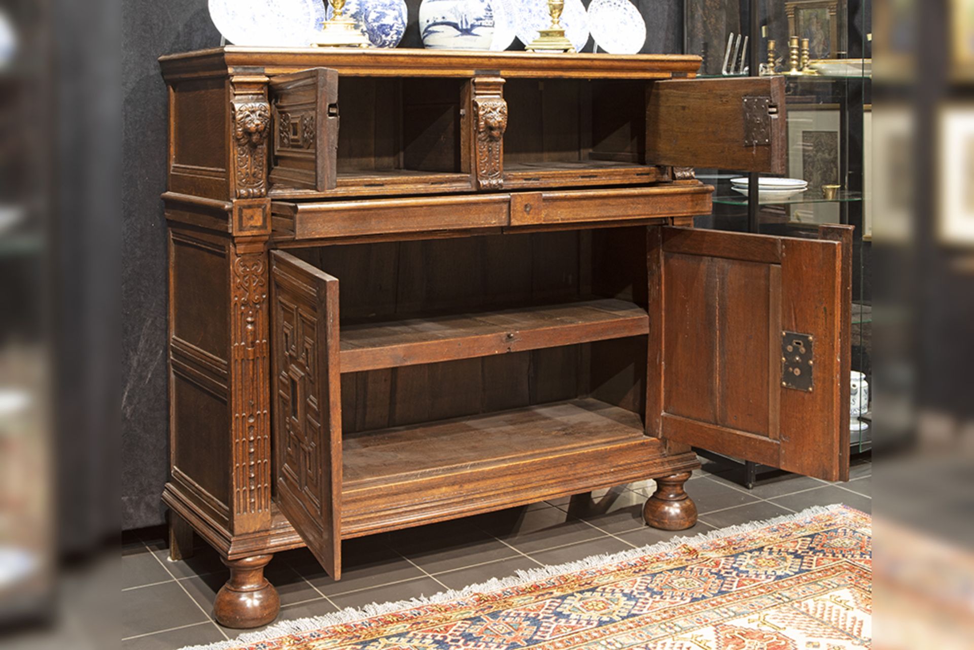 17th Cent. Flemish Renaissance style cupboard in oak and ebony || Zeventiende eeuws Vlaams - Bild 2 aus 2