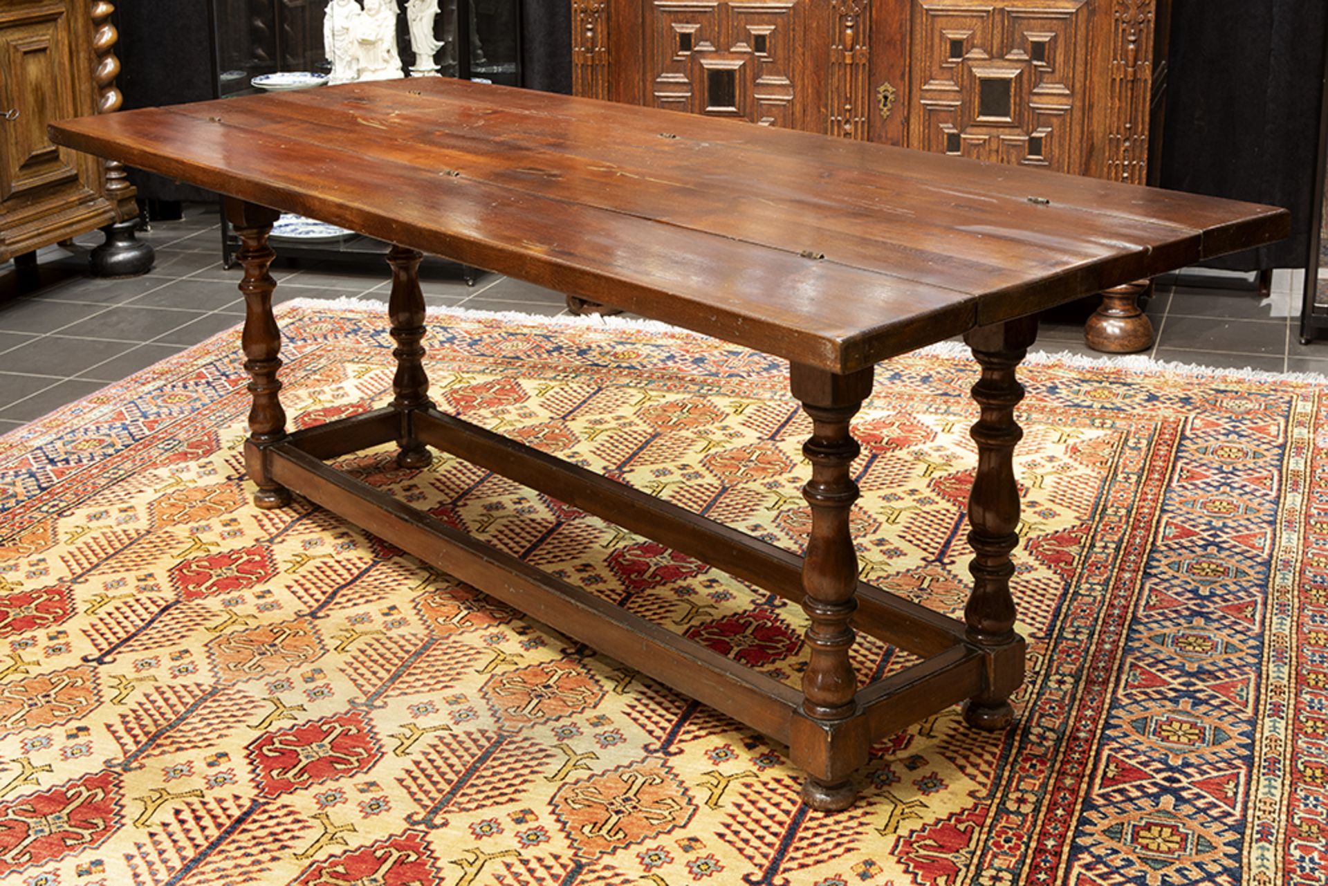 'antique' side table in oak || 'Antieke' eiken wandtafel met rechthoekig bovenblad met twee - Image 2 of 3