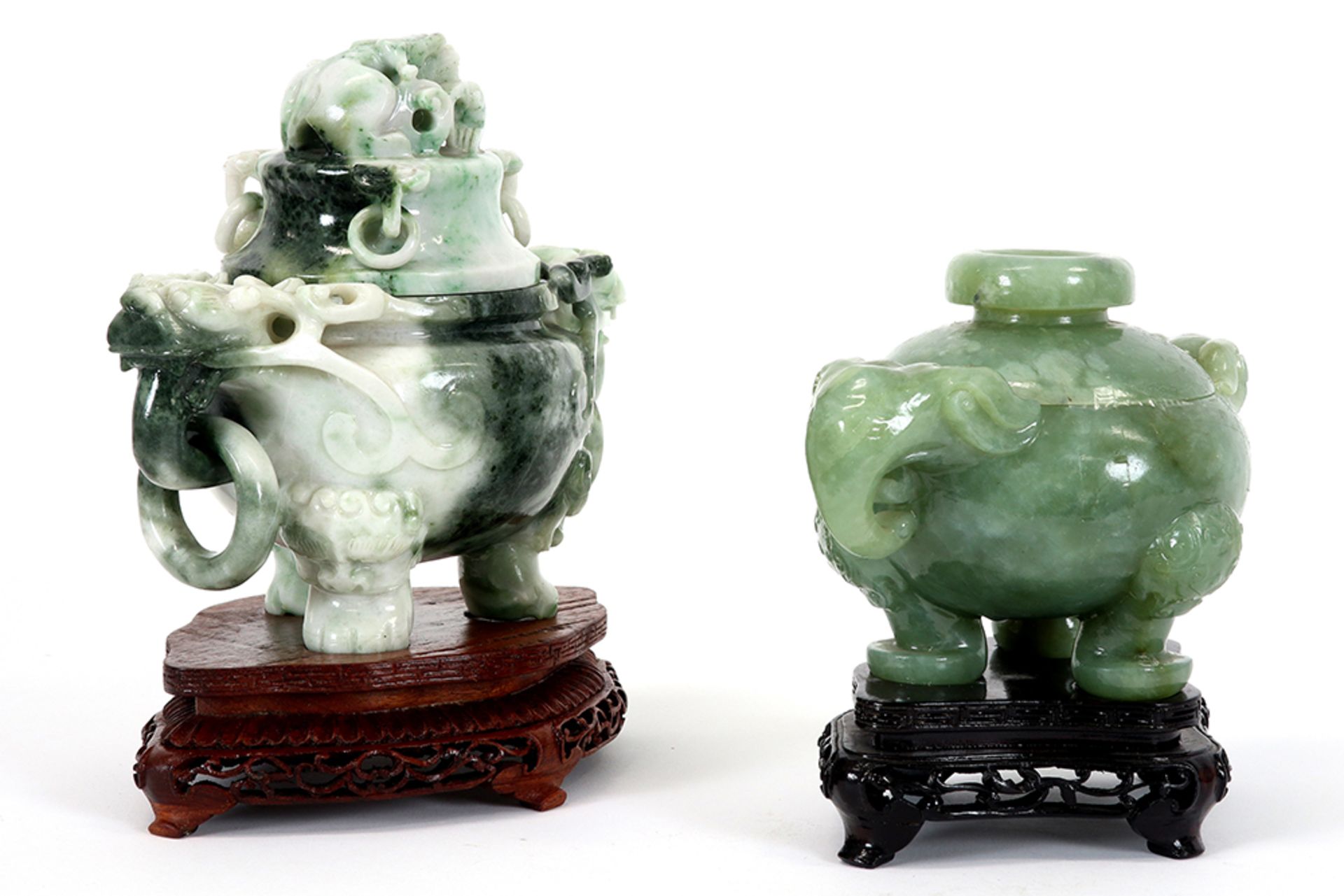 two Chinese lidded pots in jade || Lot van twee Chinese gedekselde recipiënten in jade - hoogtes : - Image 2 of 3
