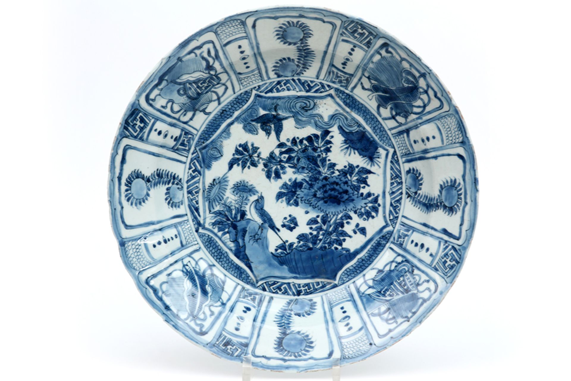 early 17th Cent. Chinese Wan Li period dish in porcelain with typical blue-white decor || Vroeg